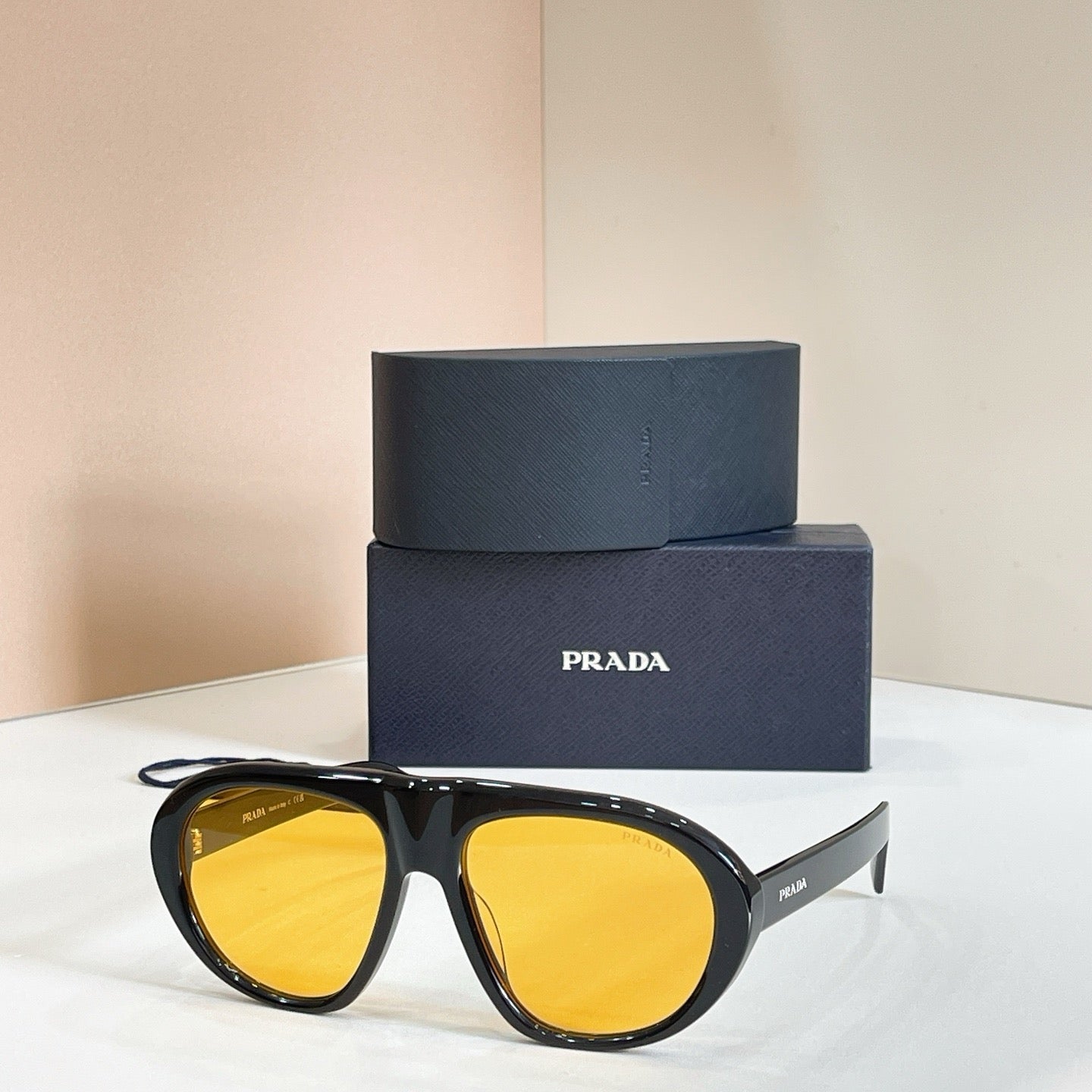 Mehrfarbige Sonnenbrille