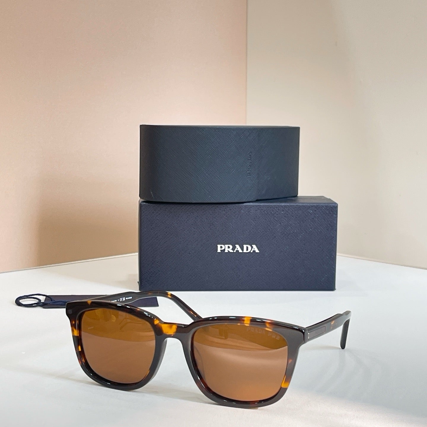Mehrfarbige Sonnenbrille