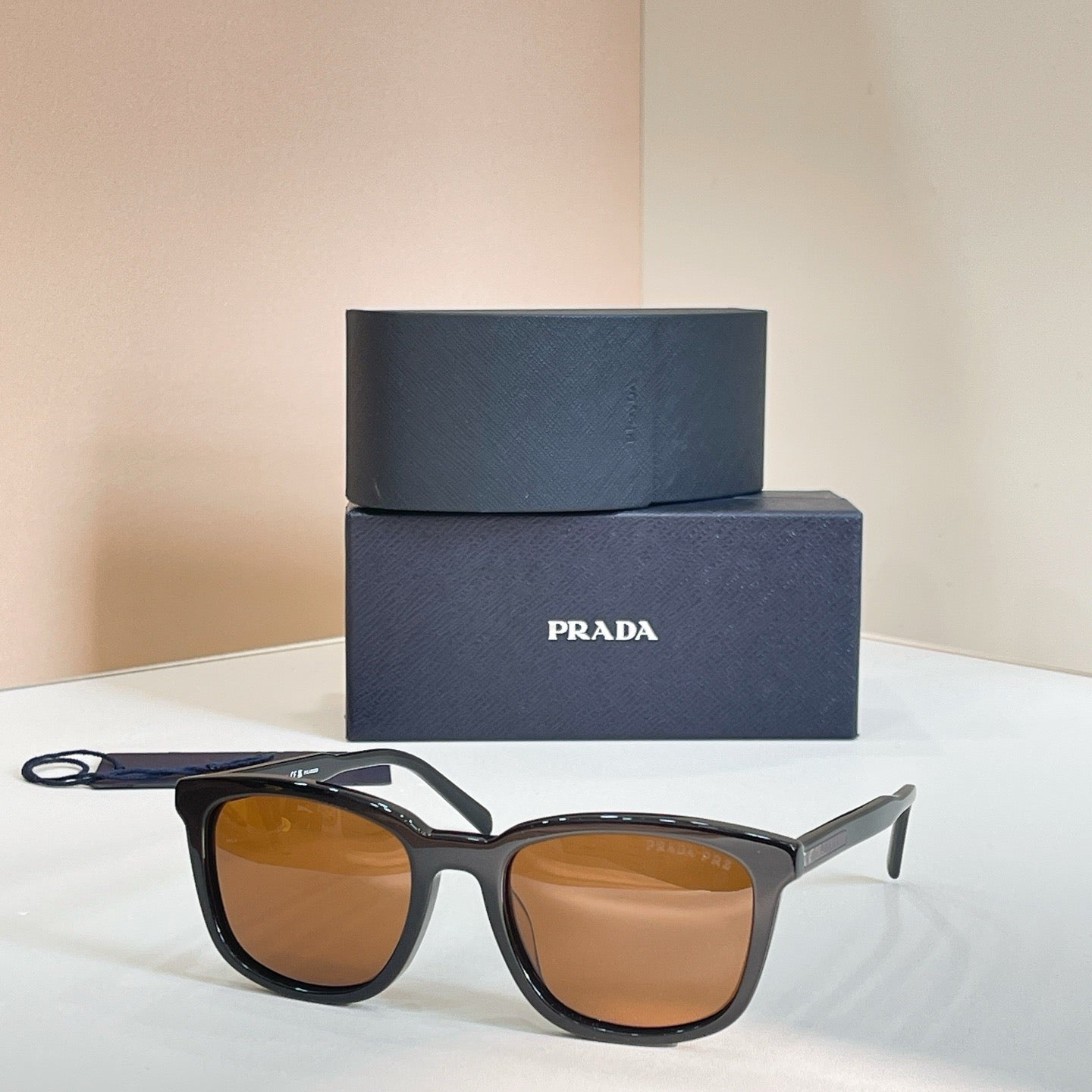 Mehrfarbige Sonnenbrille