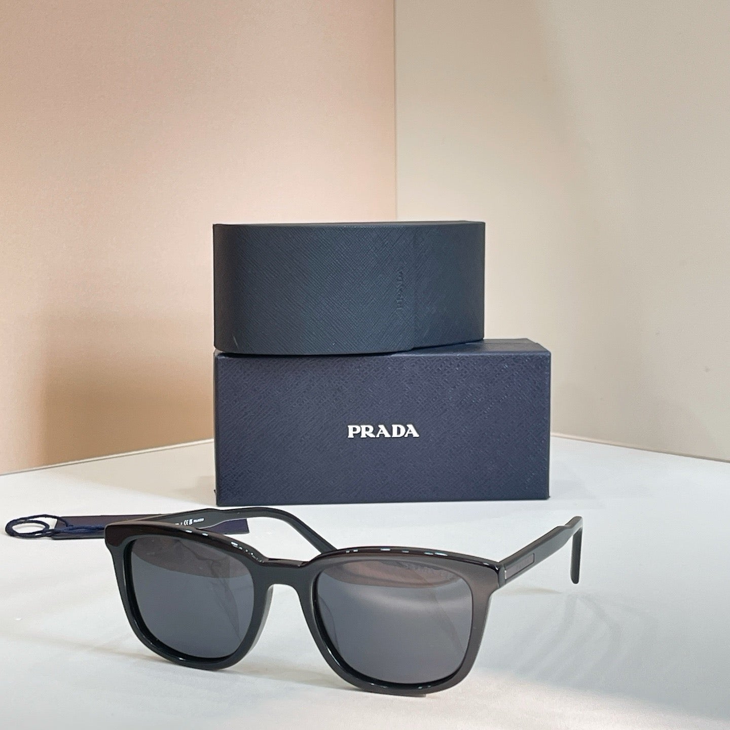 Mehrfarbige Sonnenbrille