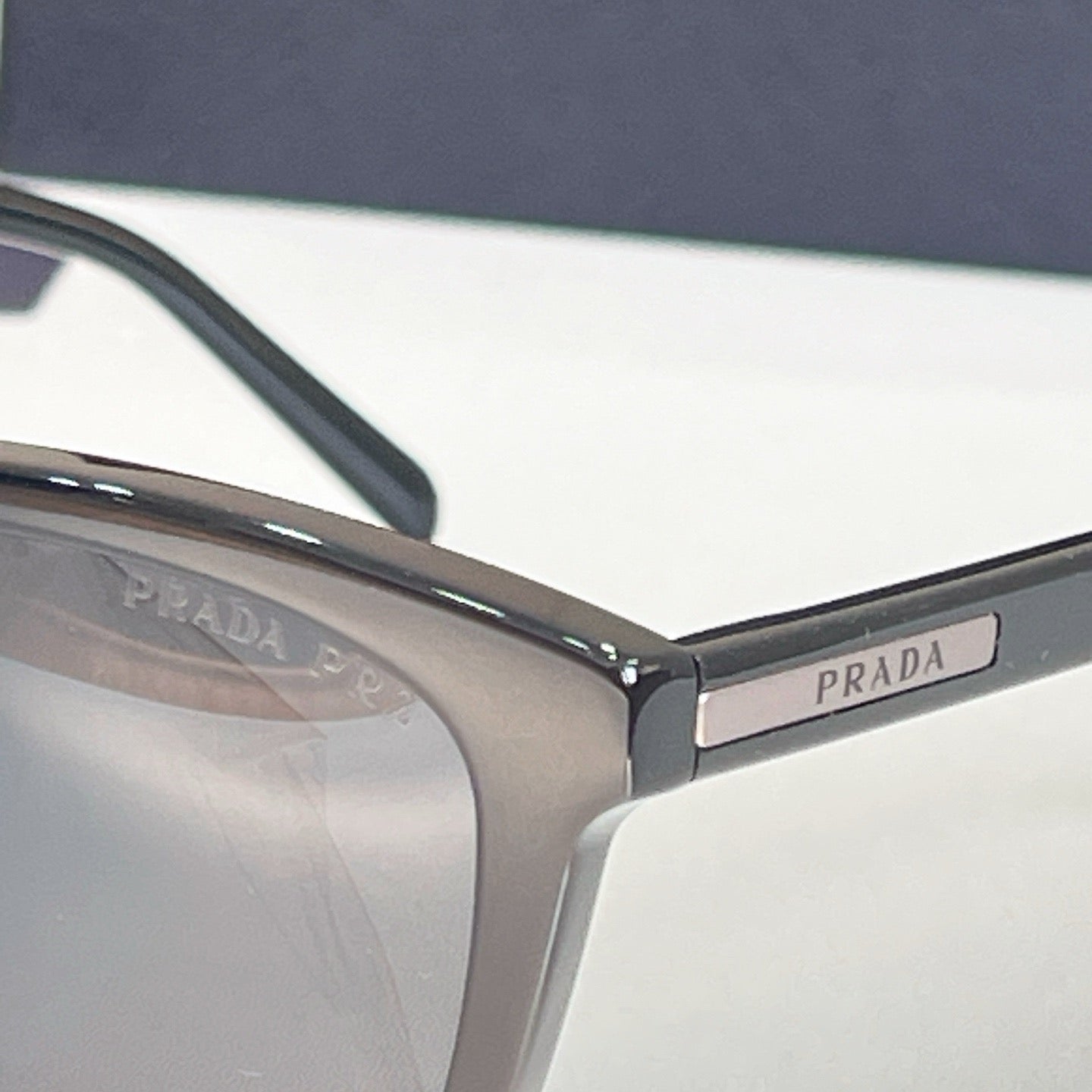 Mehrfarbige Sonnenbrille