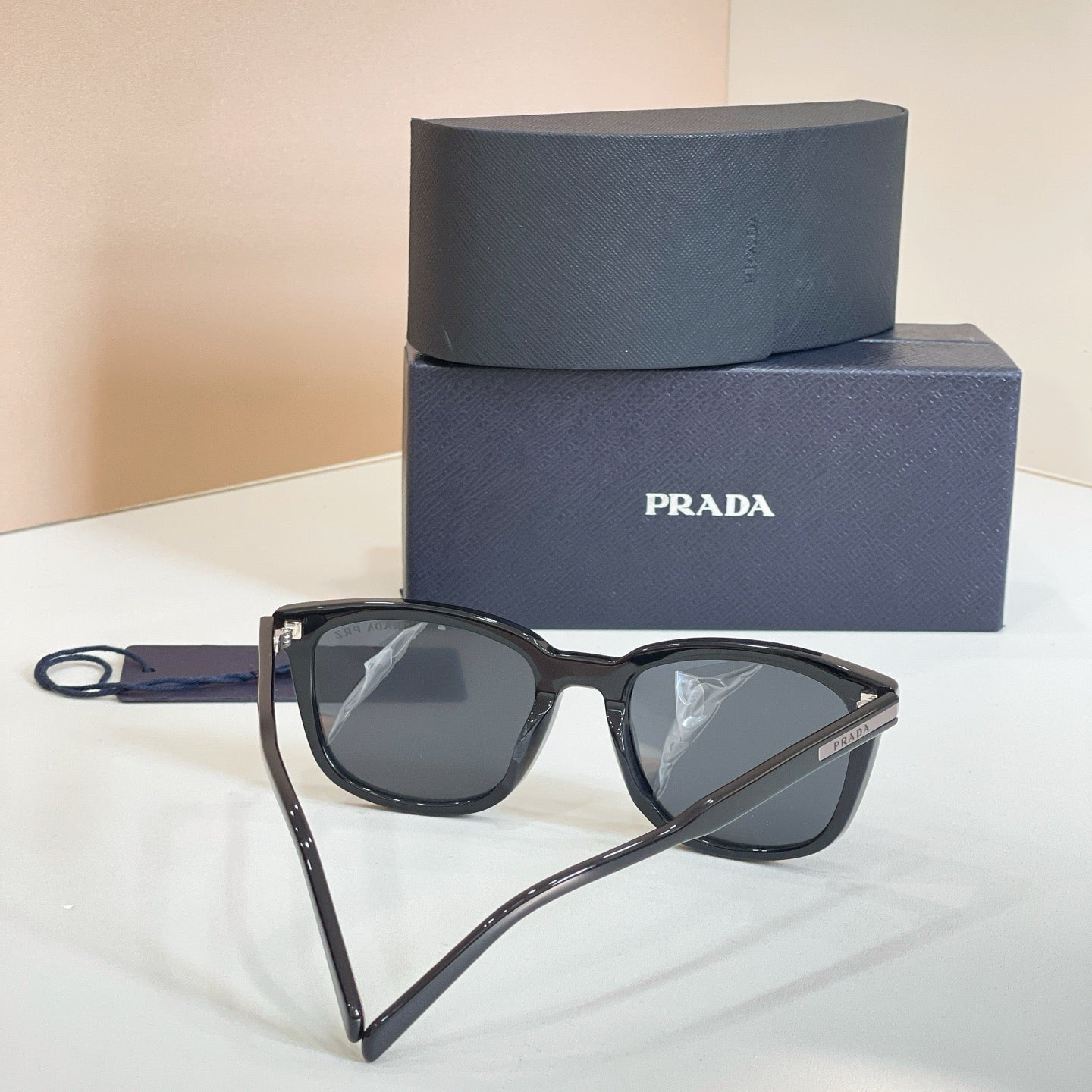 Mehrfarbige Sonnenbrille