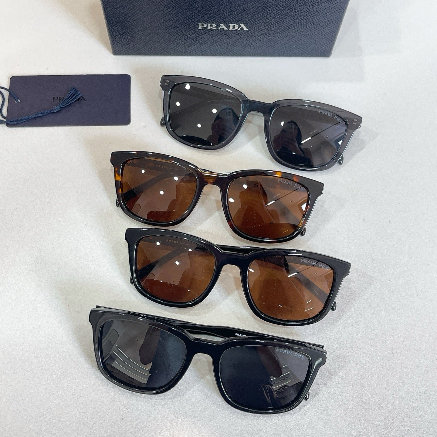 Mehrfarbige Sonnenbrille