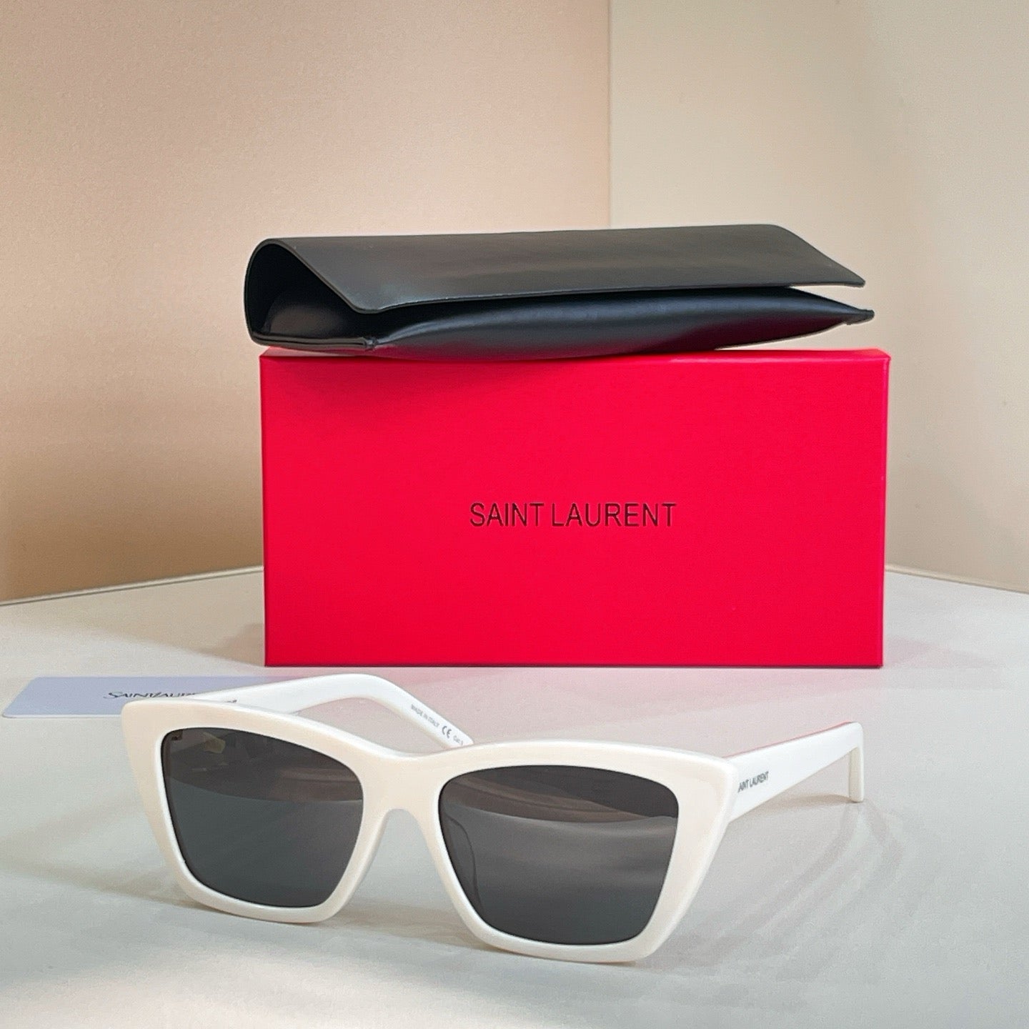 Mehrfarbige Sonnenbrille