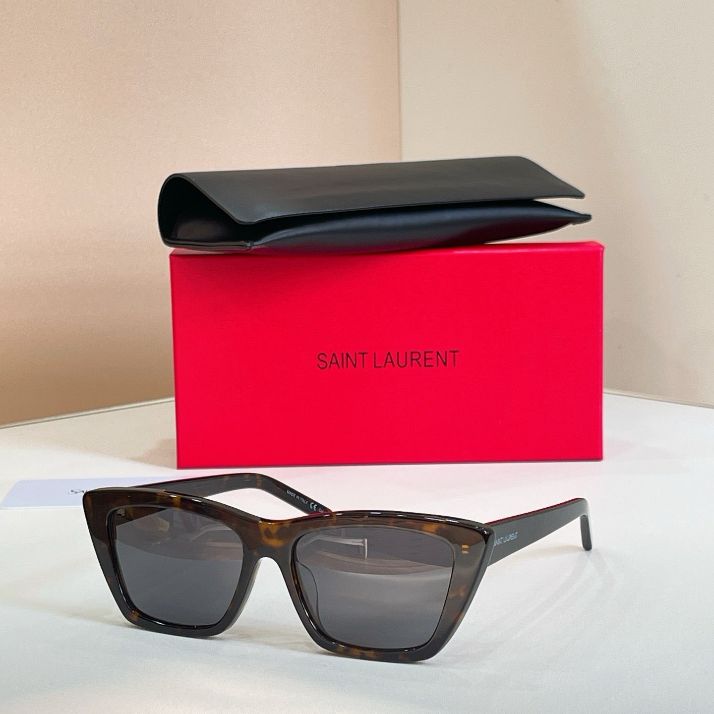 Mehrfarbige Sonnenbrille