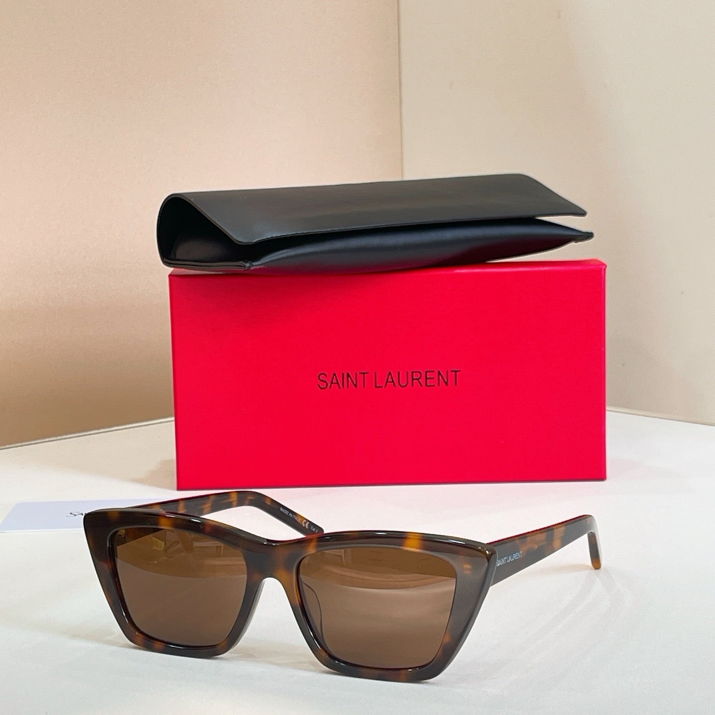 Mehrfarbige Sonnenbrille