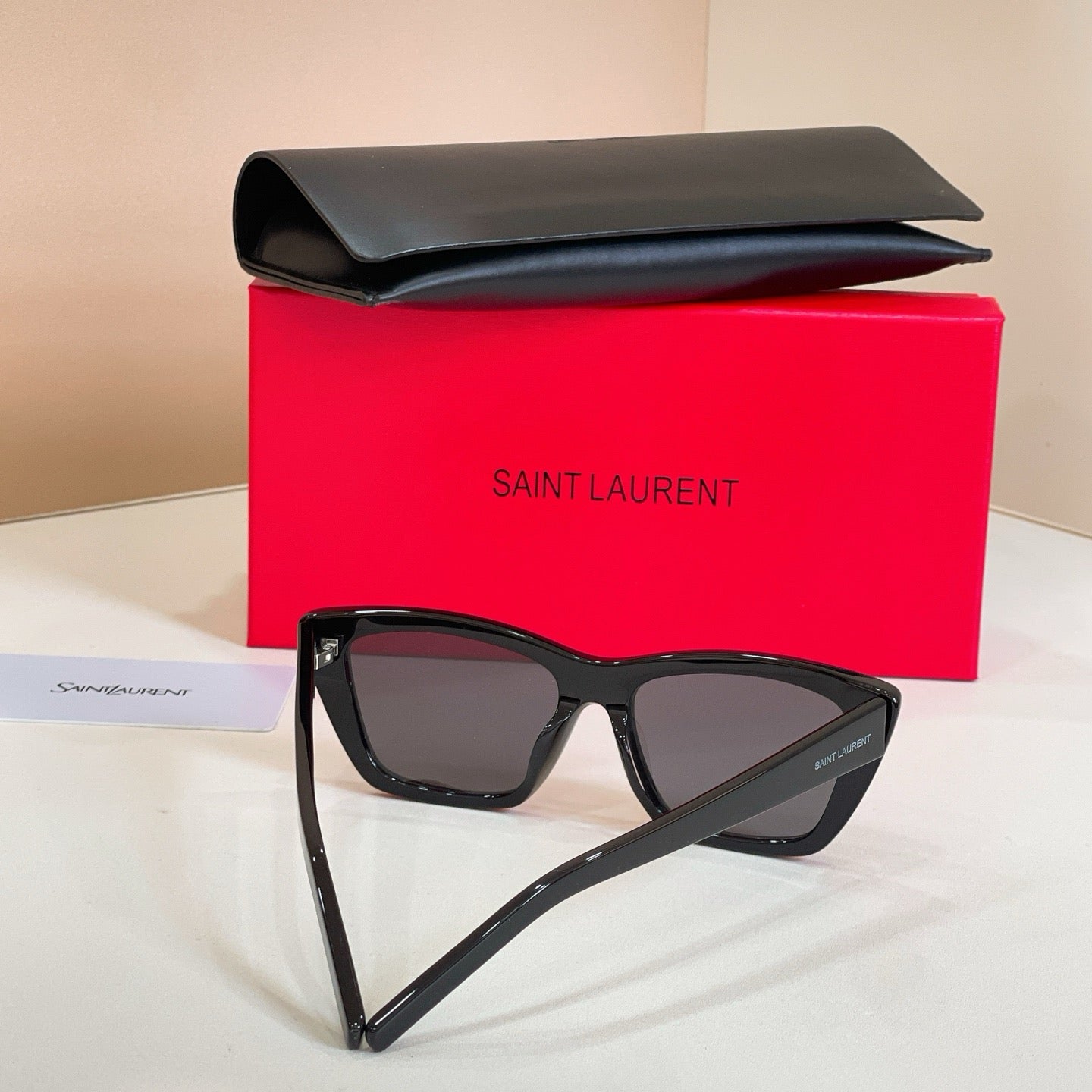 Mehrfarbige Sonnenbrille