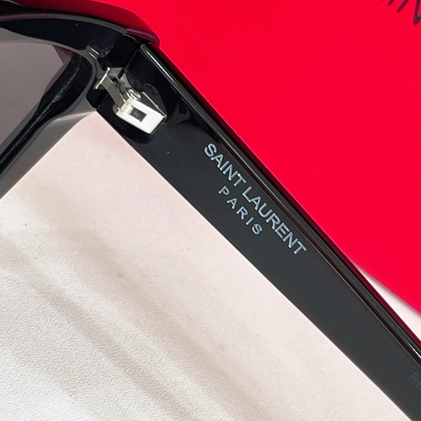 Mehrfarbige Sonnenbrille