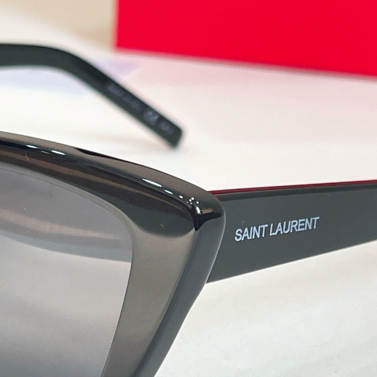 Mehrfarbige Sonnenbrille