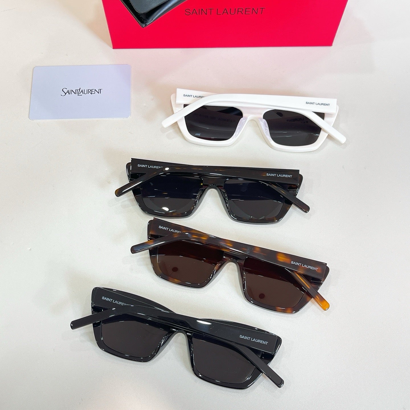 Mehrfarbige Sonnenbrille