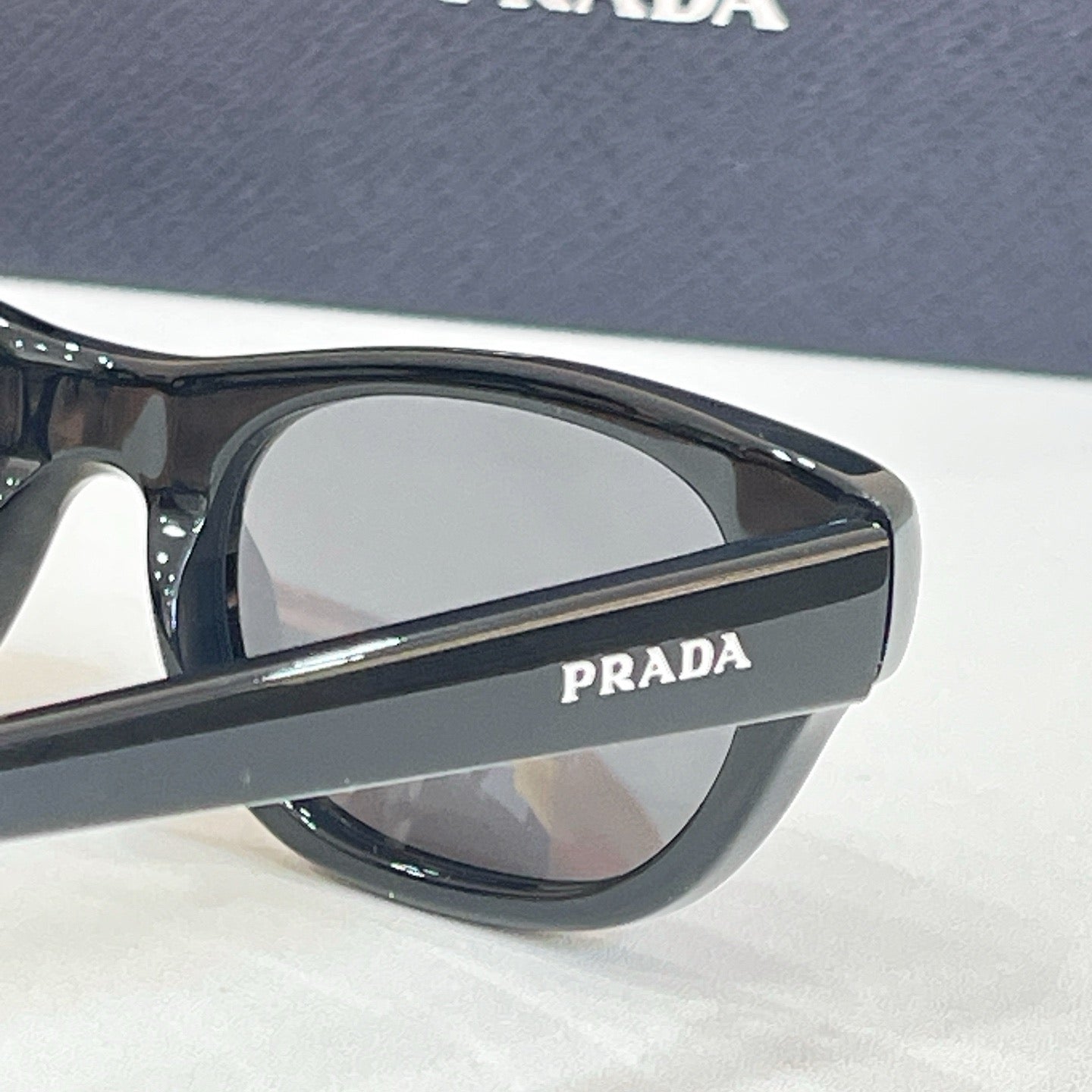 Mehrfarbige Sonnenbrille