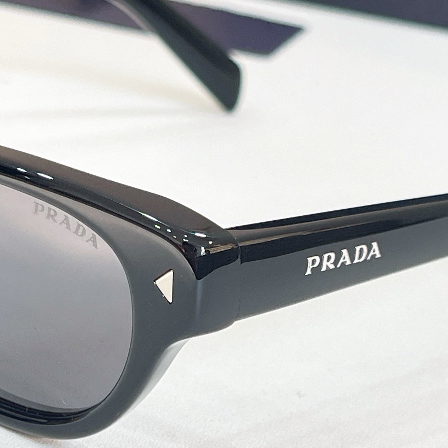 Mehrfarbige Sonnenbrille