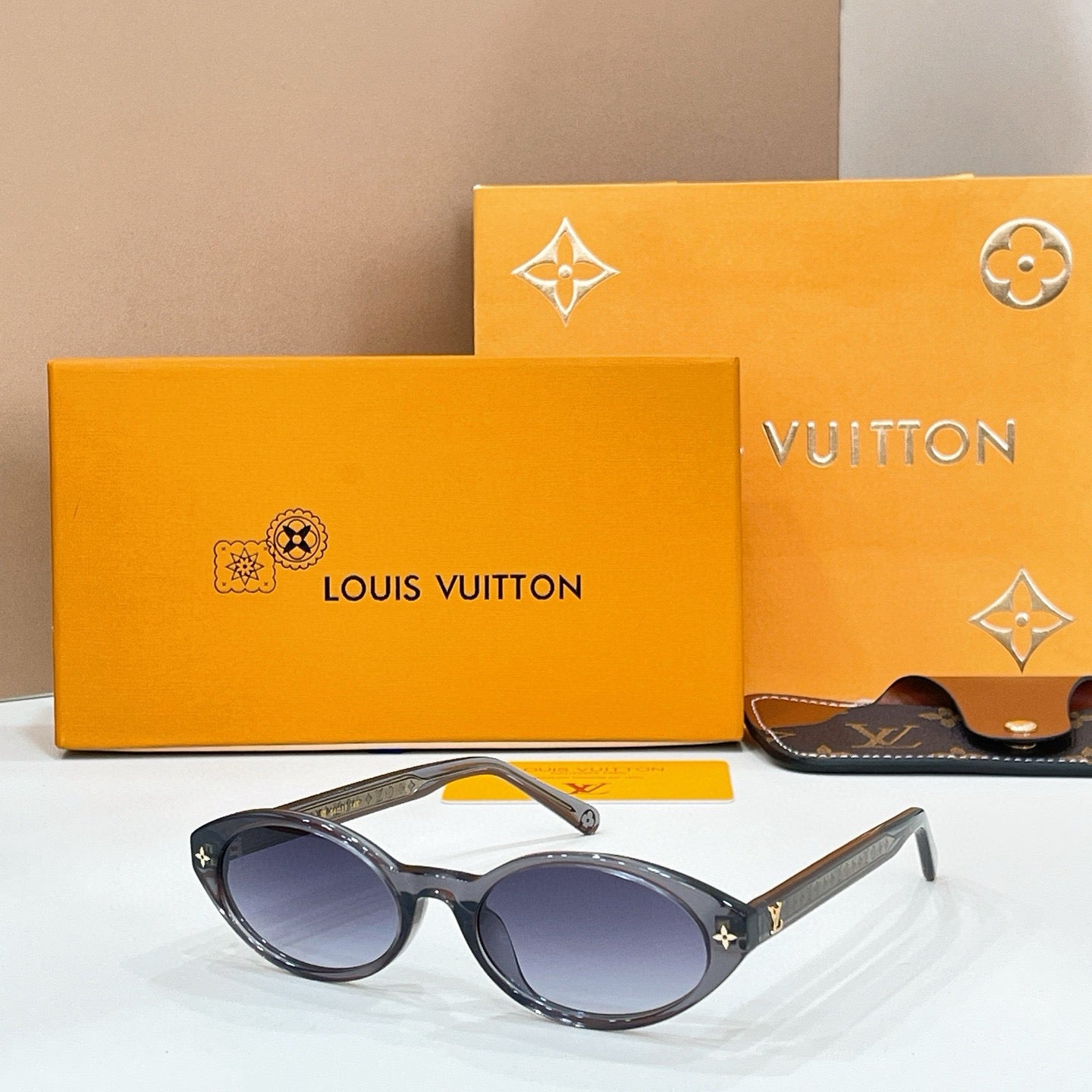 Mehrfarbige Sonnenbrille