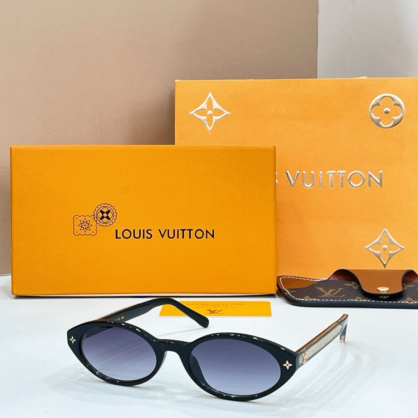 Mehrfarbige Sonnenbrille