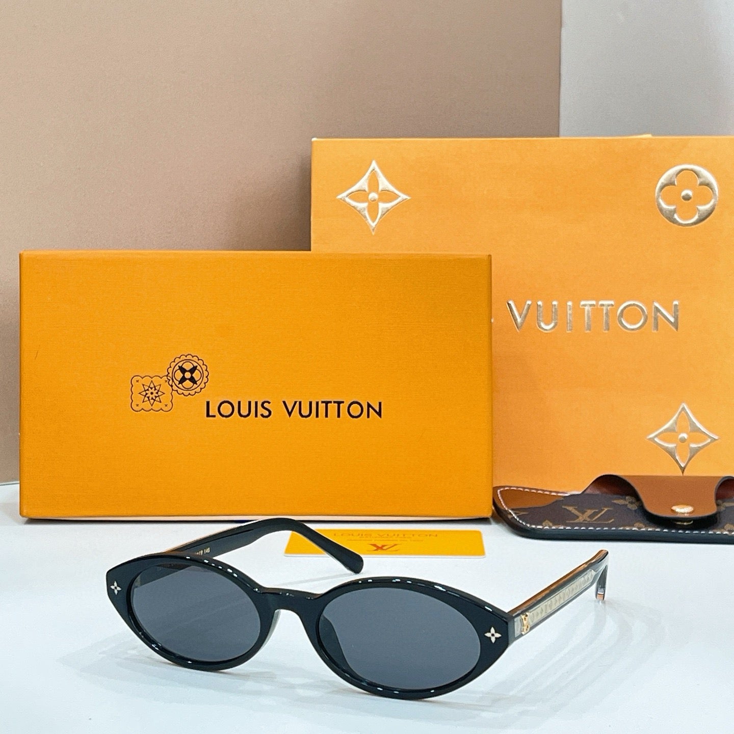 Mehrfarbige Sonnenbrille