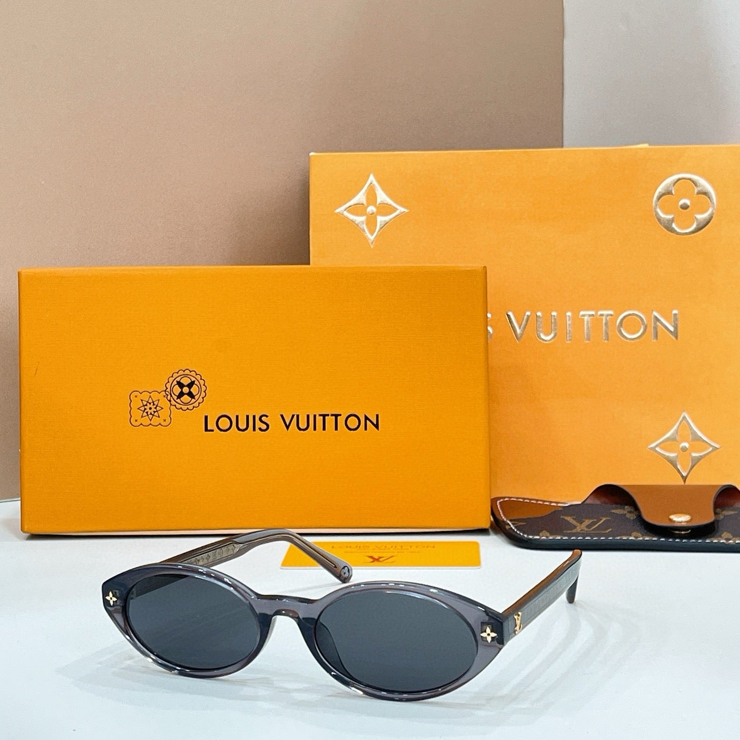 Mehrfarbige Sonnenbrille