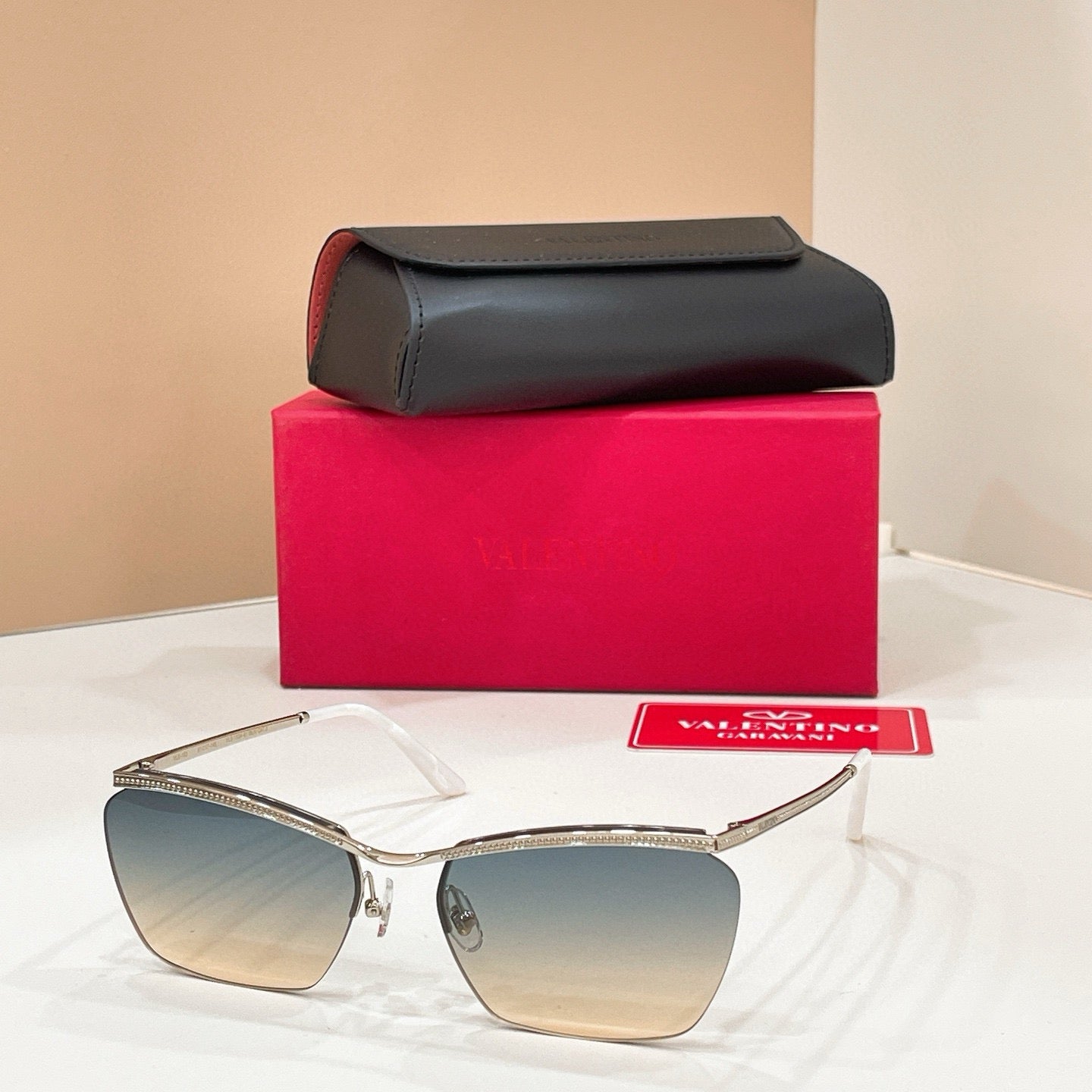 Mehrfarbige Sonnenbrille