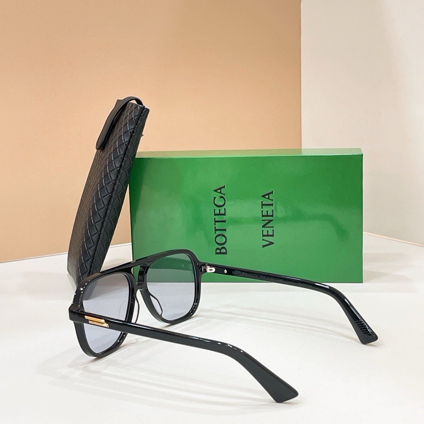 Mehrfarbige Sonnenbrille