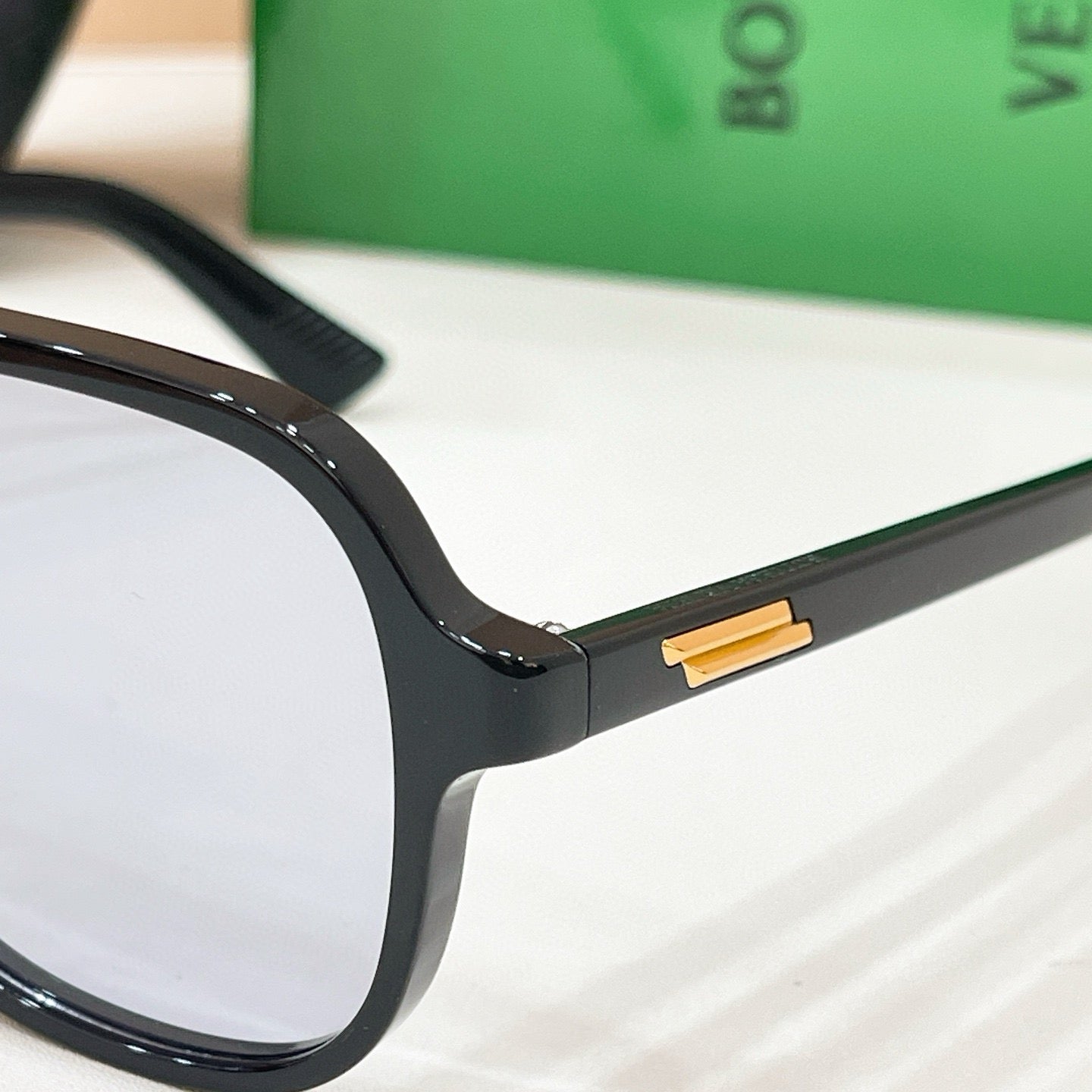 Mehrfarbige Sonnenbrille