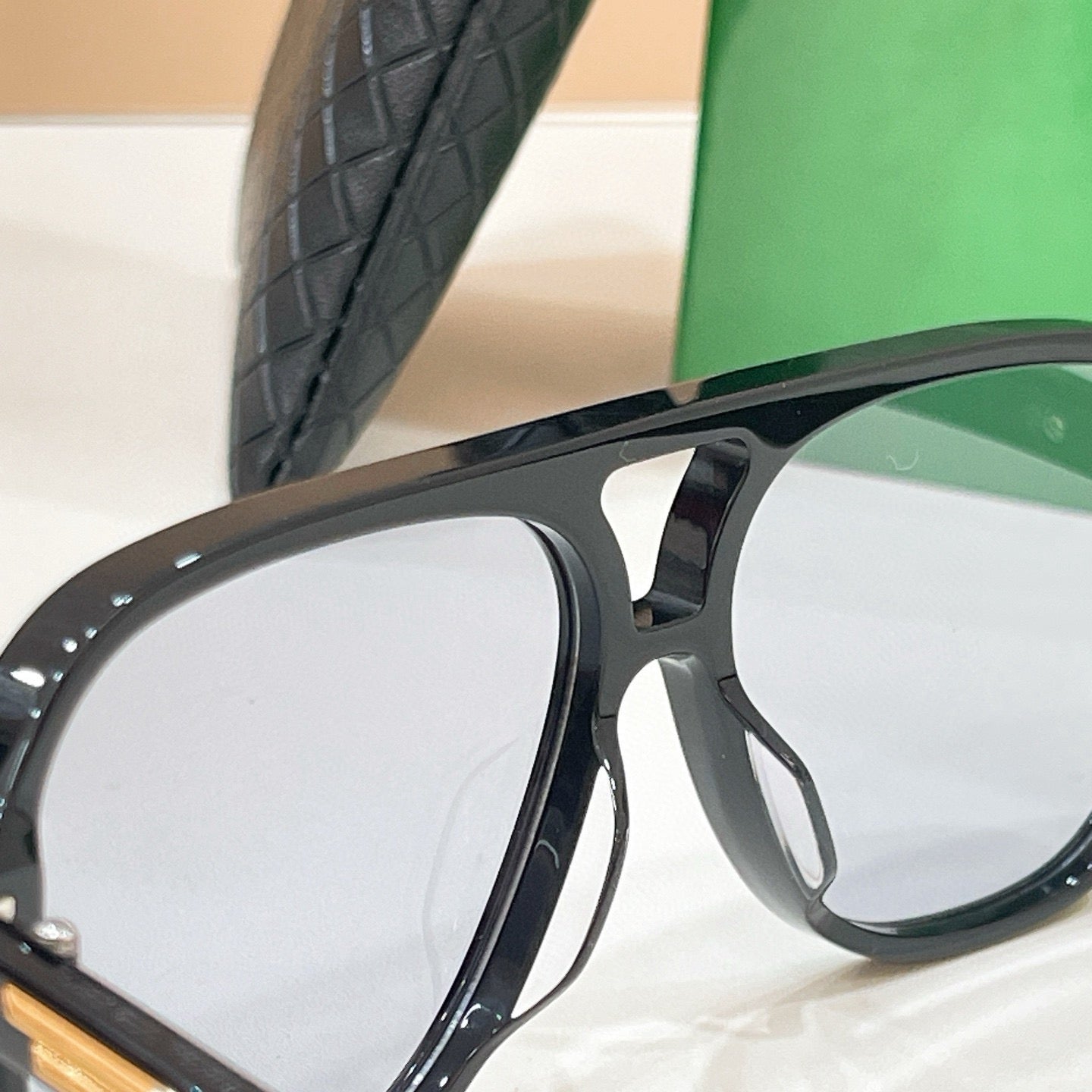 Mehrfarbige Sonnenbrille