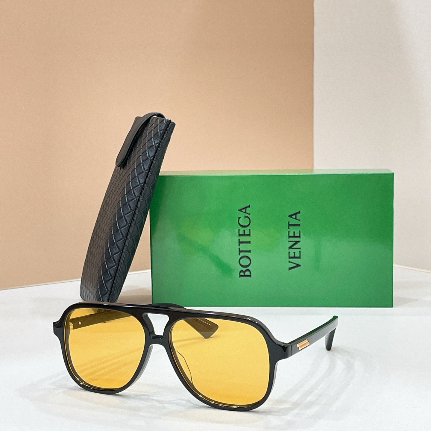 Mehrfarbige Sonnenbrille