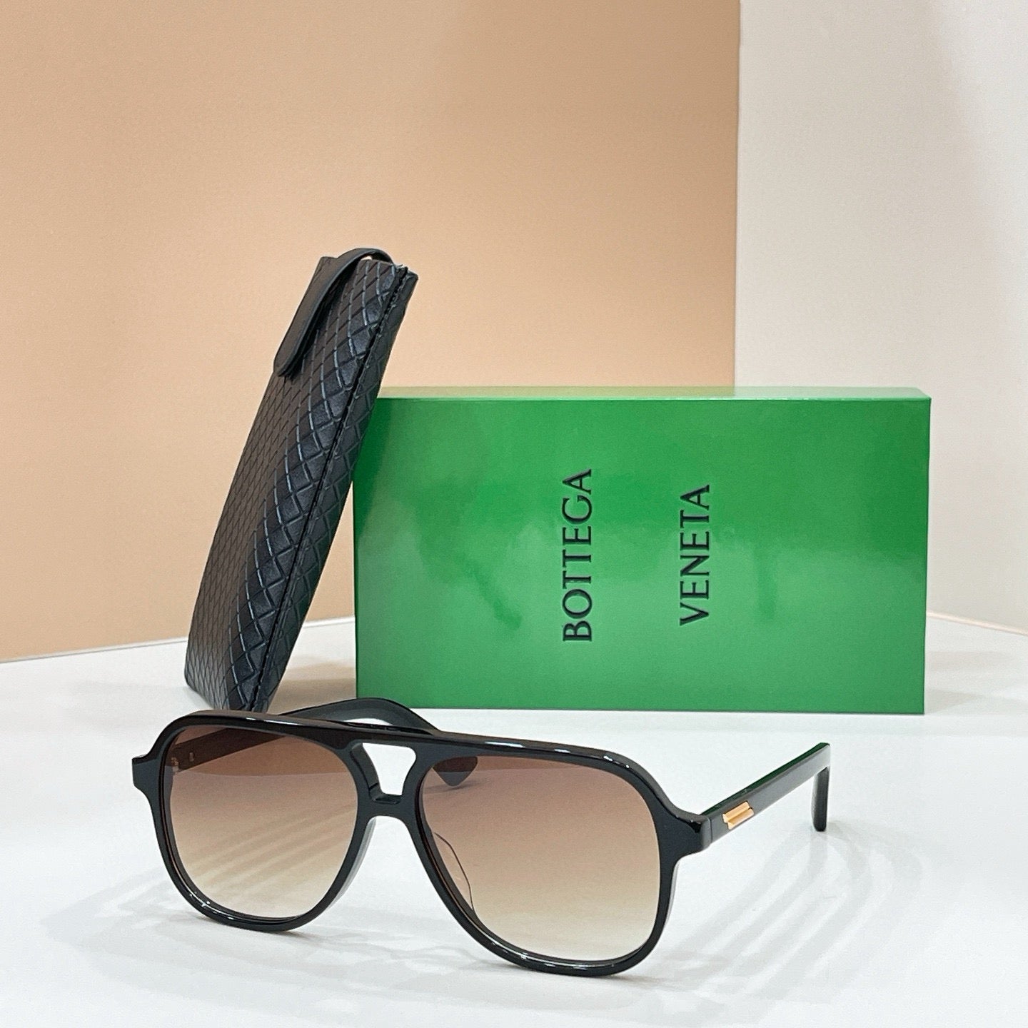 Mehrfarbige Sonnenbrille
