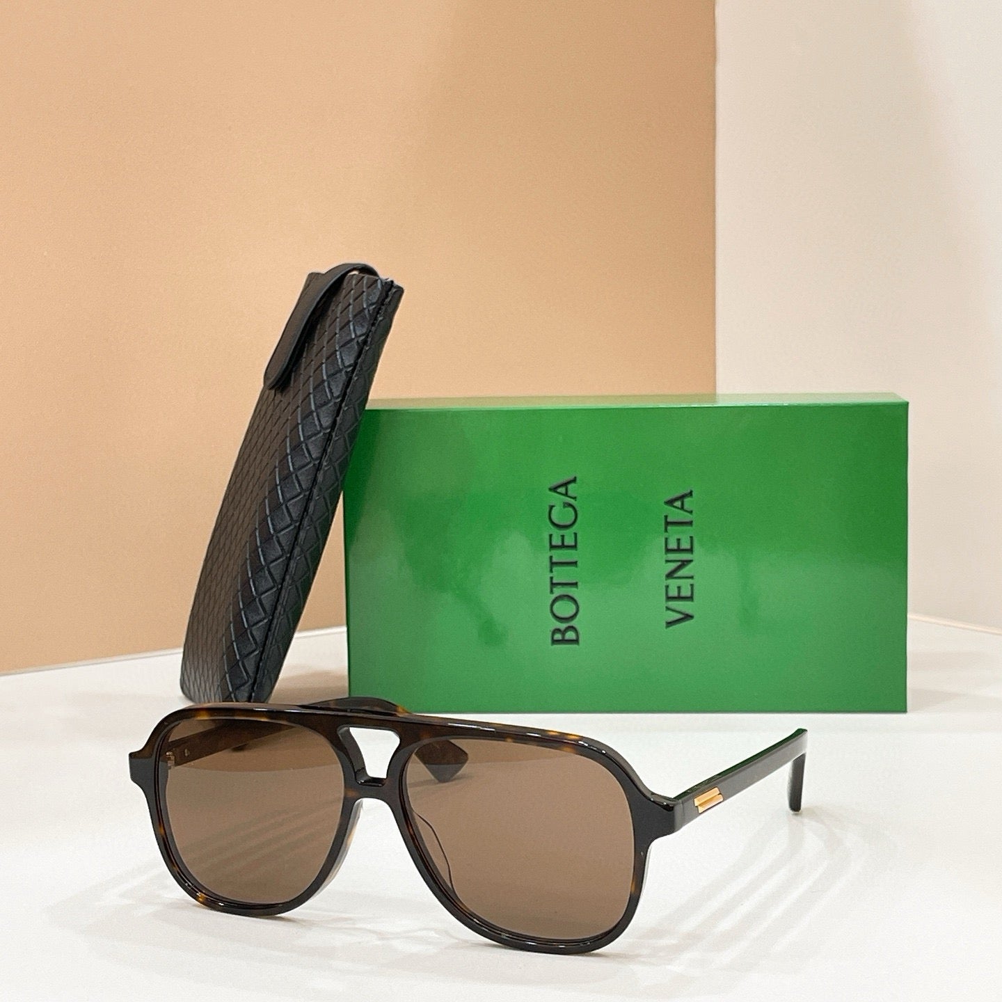 Mehrfarbige Sonnenbrille