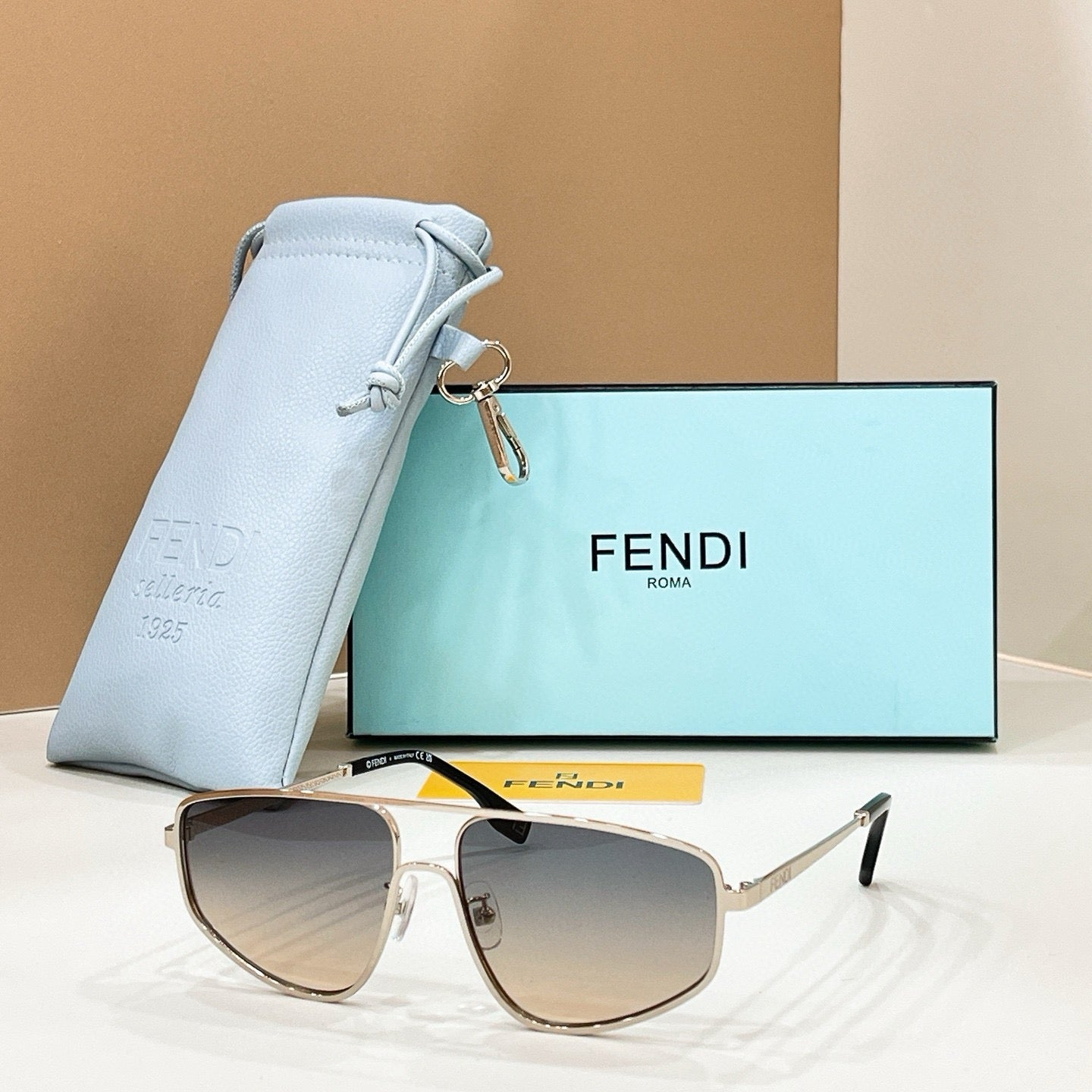 Mehrfarbige Sonnenbrille