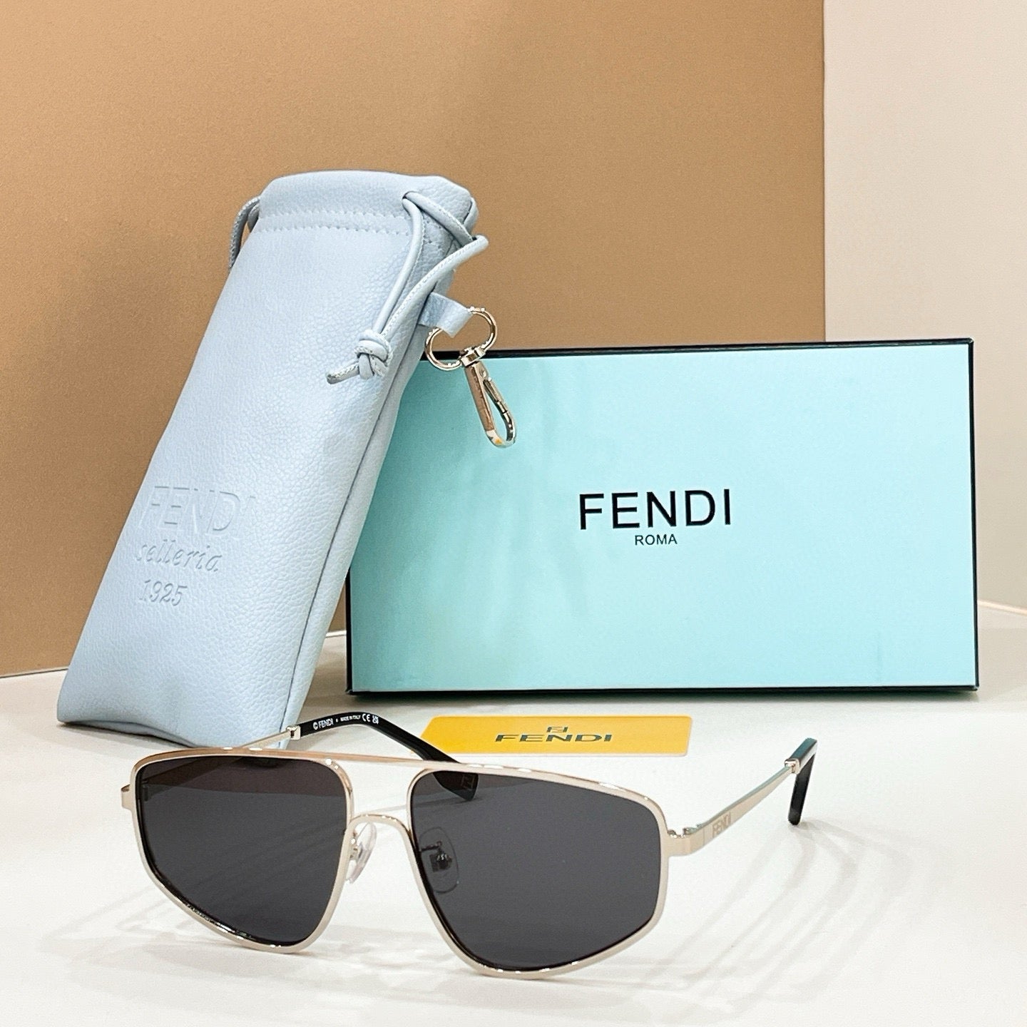 Mehrfarbige Sonnenbrille
