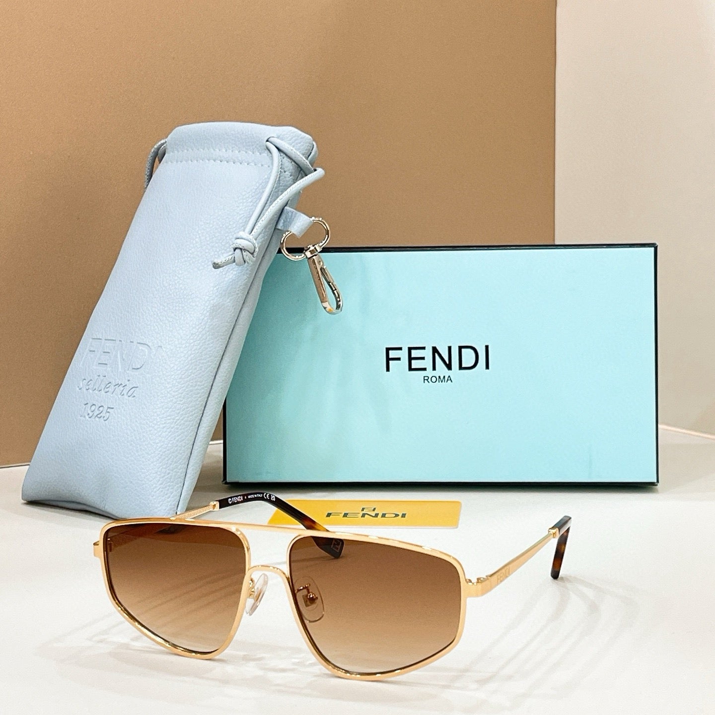 Mehrfarbige Sonnenbrille