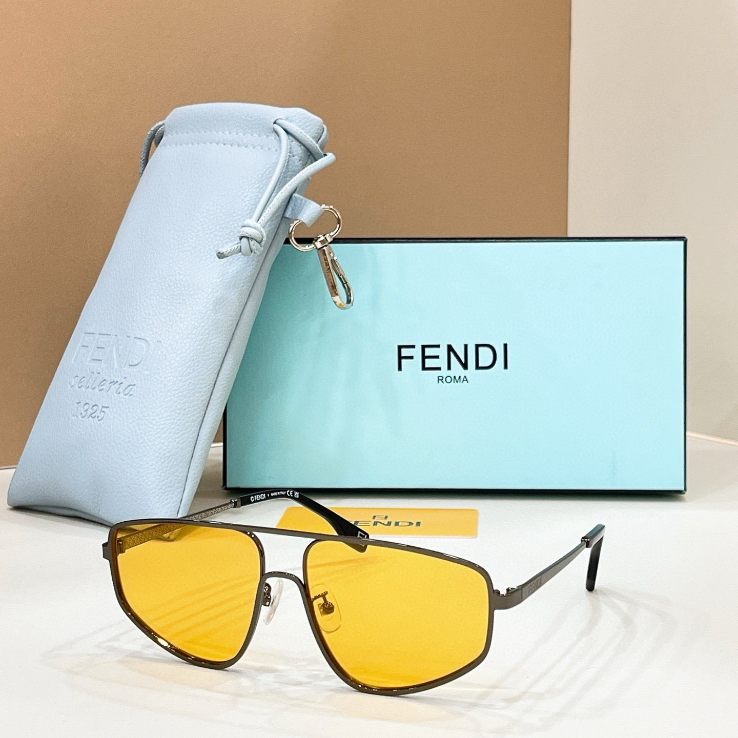 Mehrfarbige Sonnenbrille