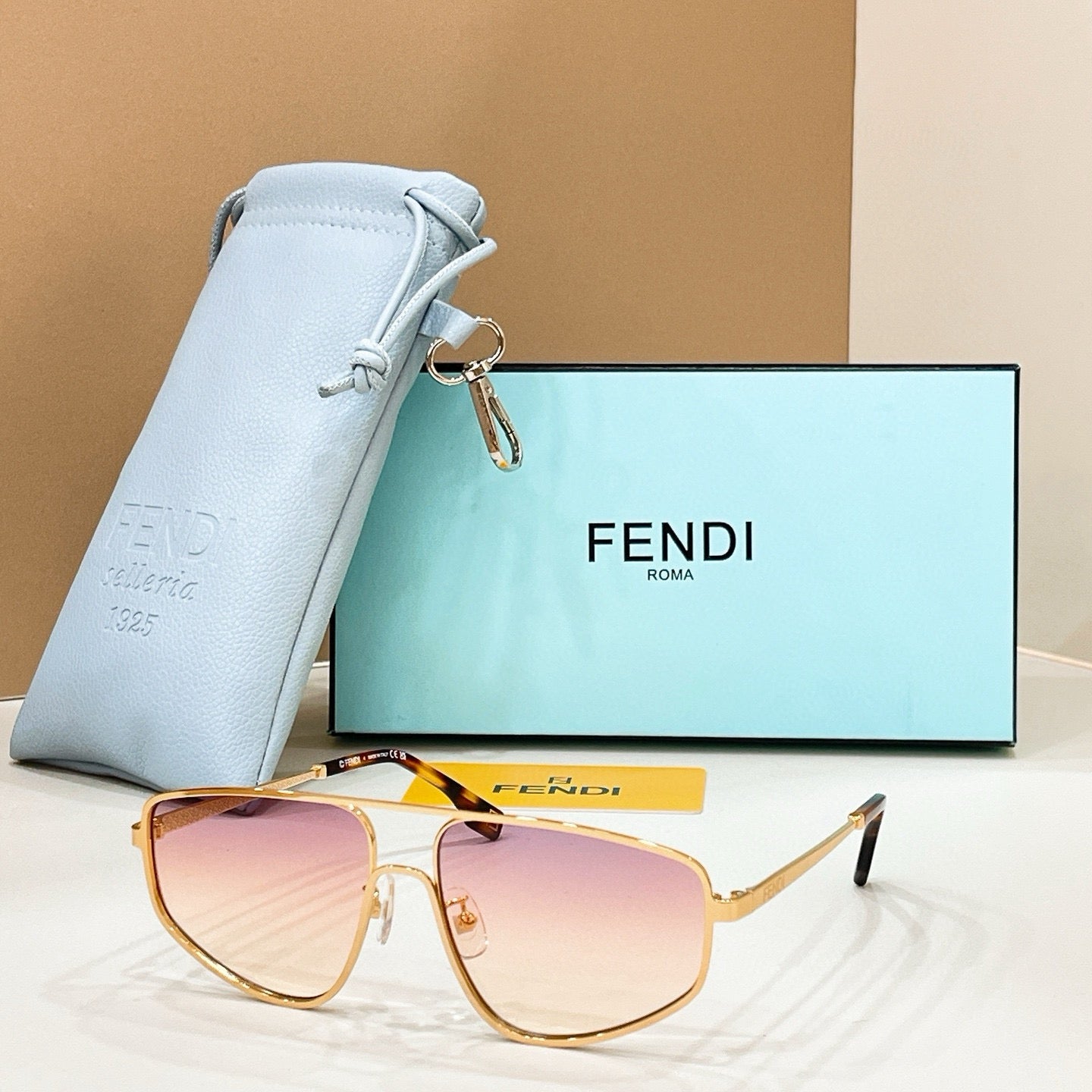 Mehrfarbige Sonnenbrille