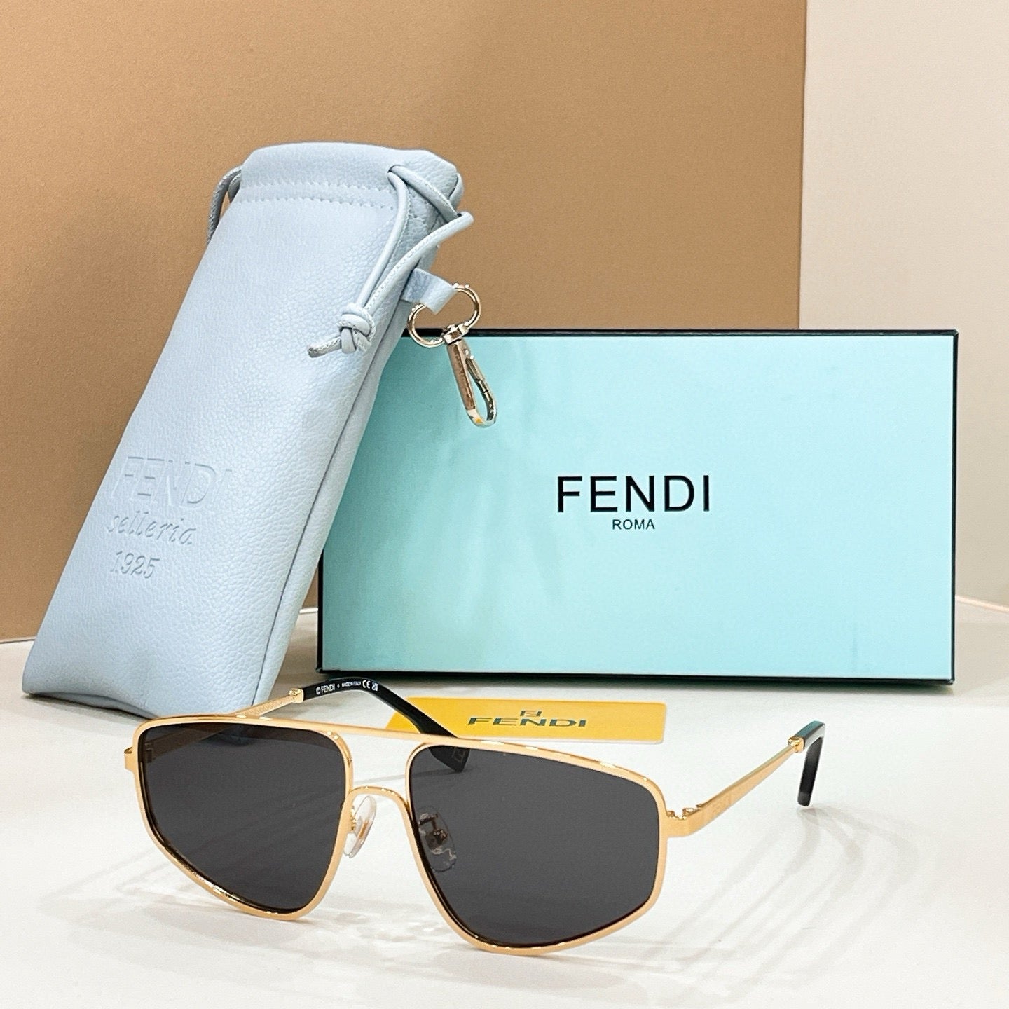 Mehrfarbige Sonnenbrille