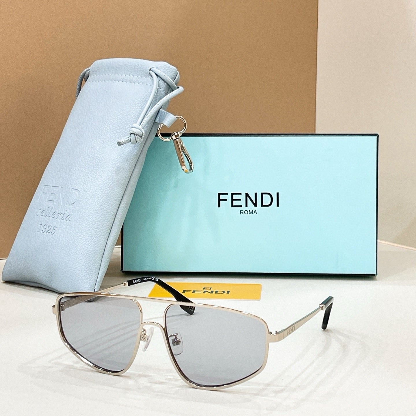 Mehrfarbige Sonnenbrille