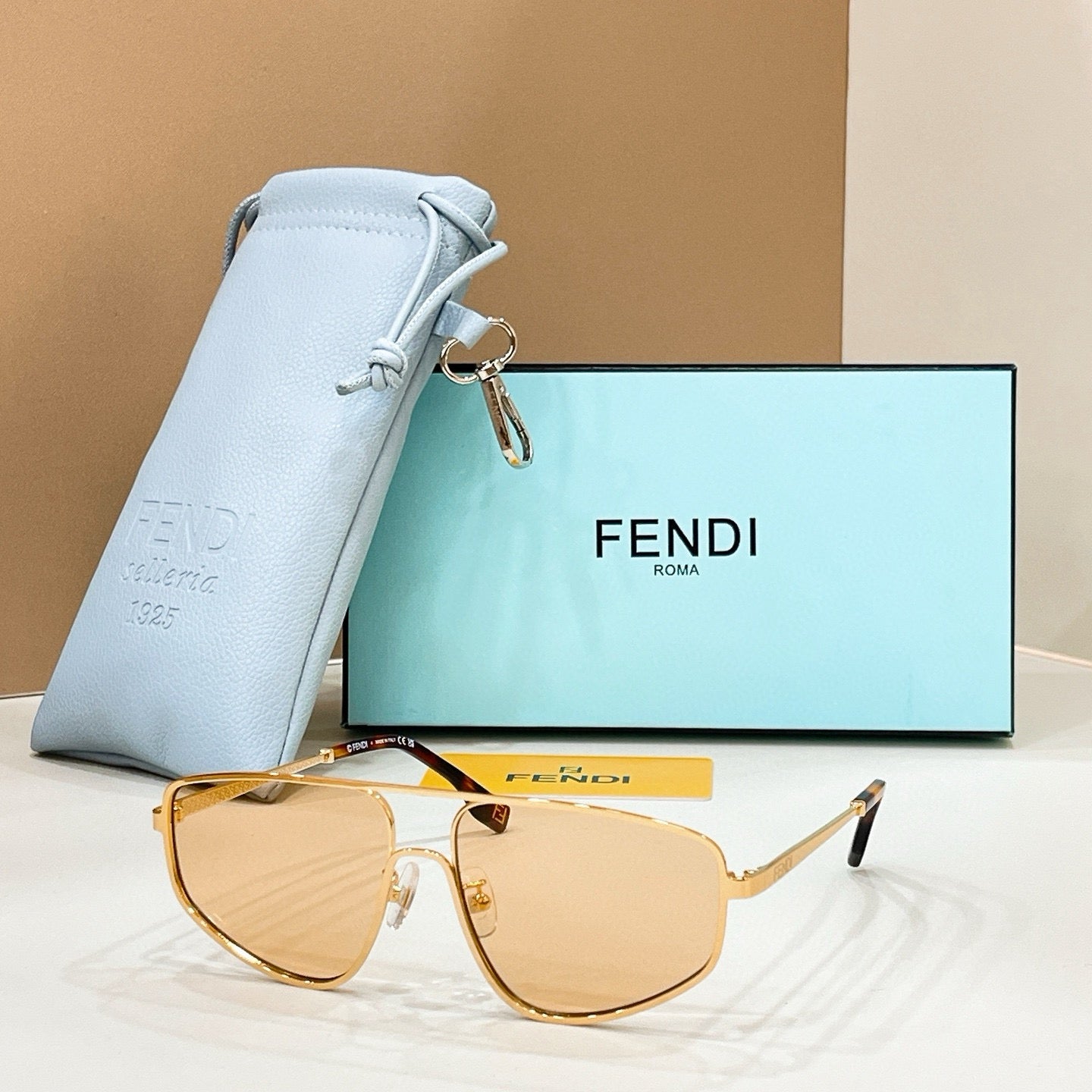 Mehrfarbige Sonnenbrille