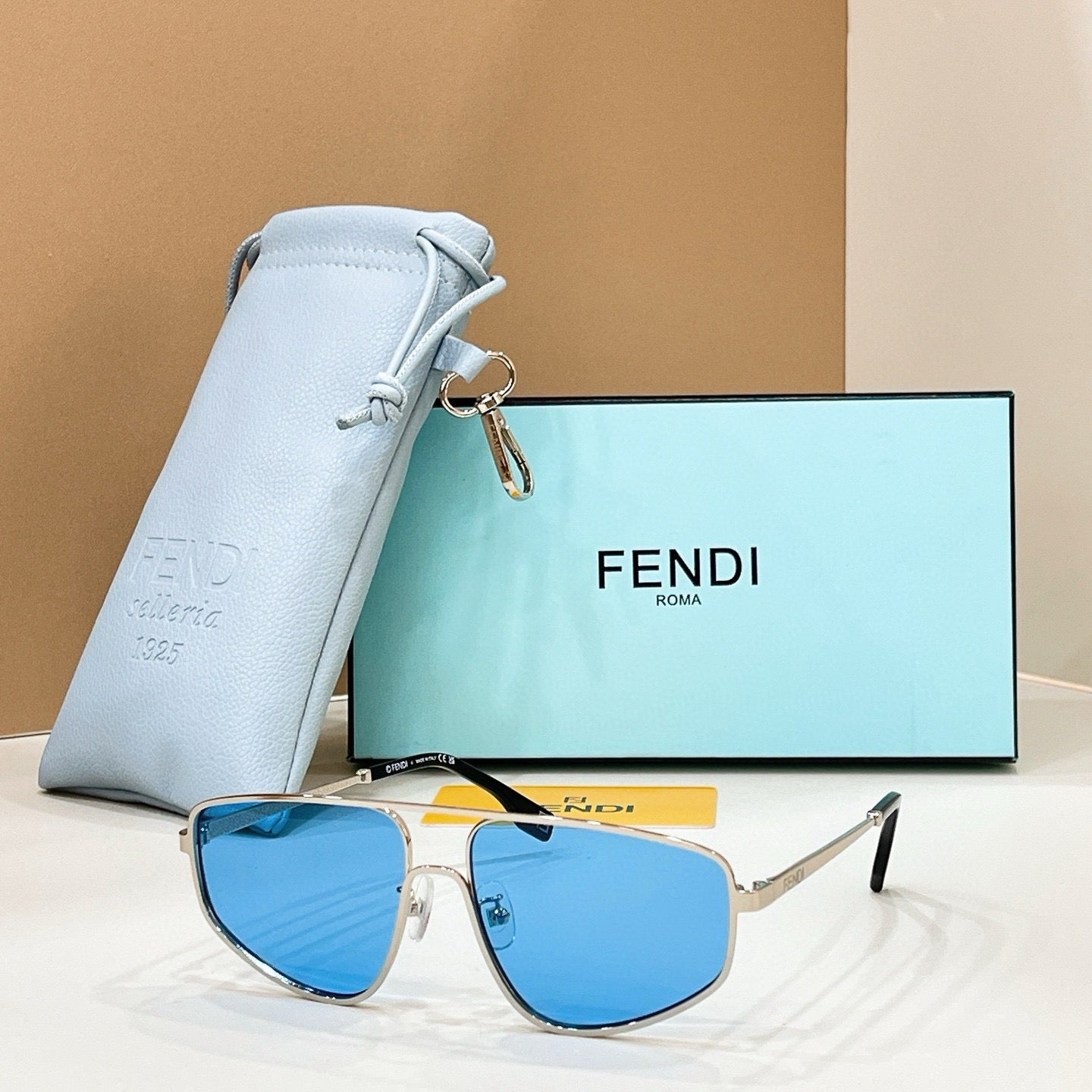 Mehrfarbige Sonnenbrille