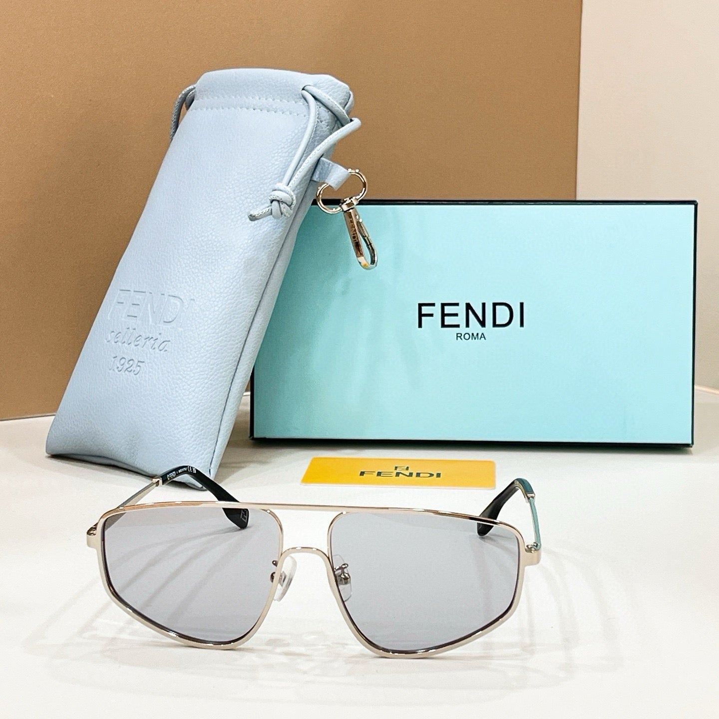 Mehrfarbige Sonnenbrille