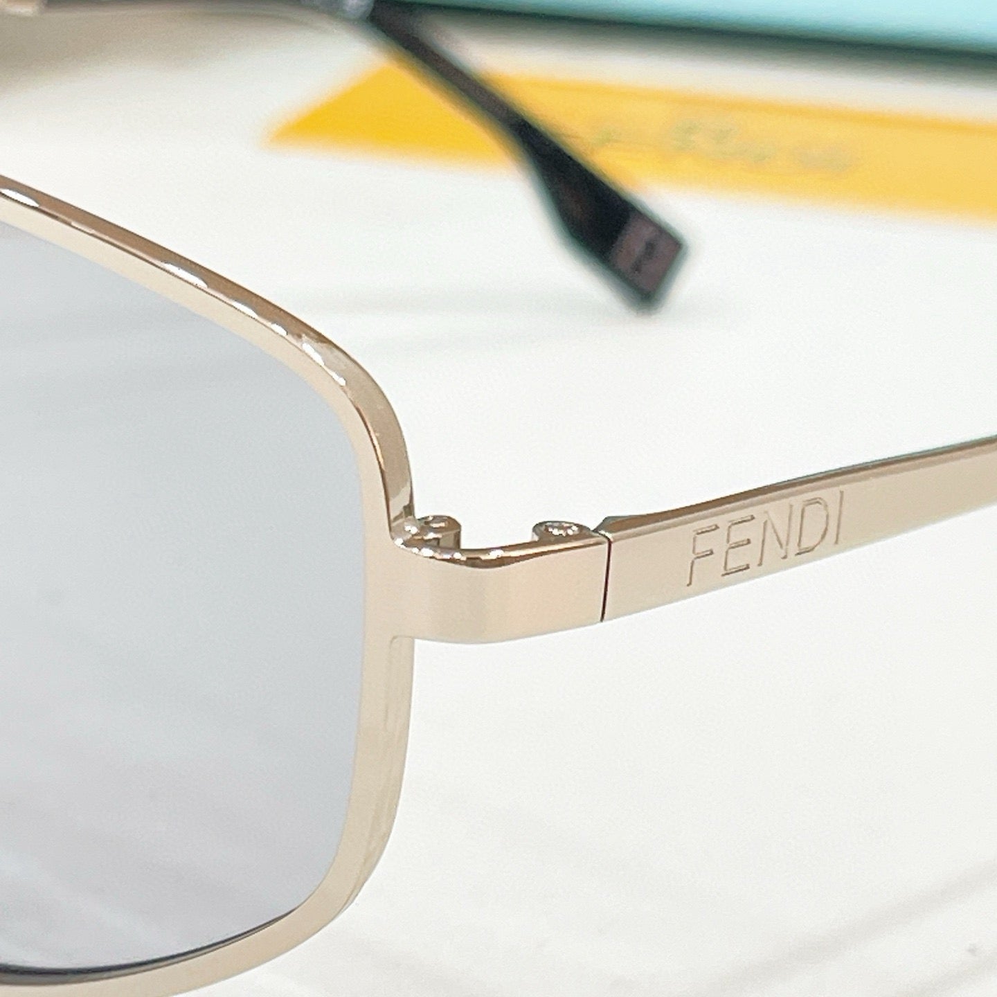 Mehrfarbige Sonnenbrille