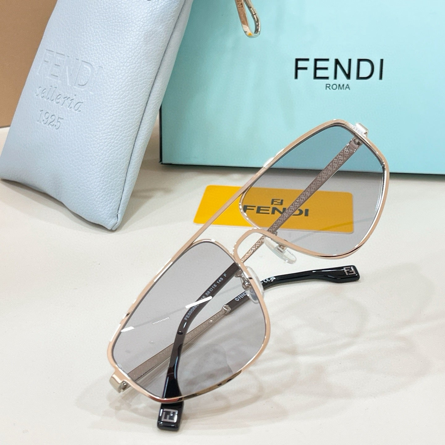 Mehrfarbige Sonnenbrille