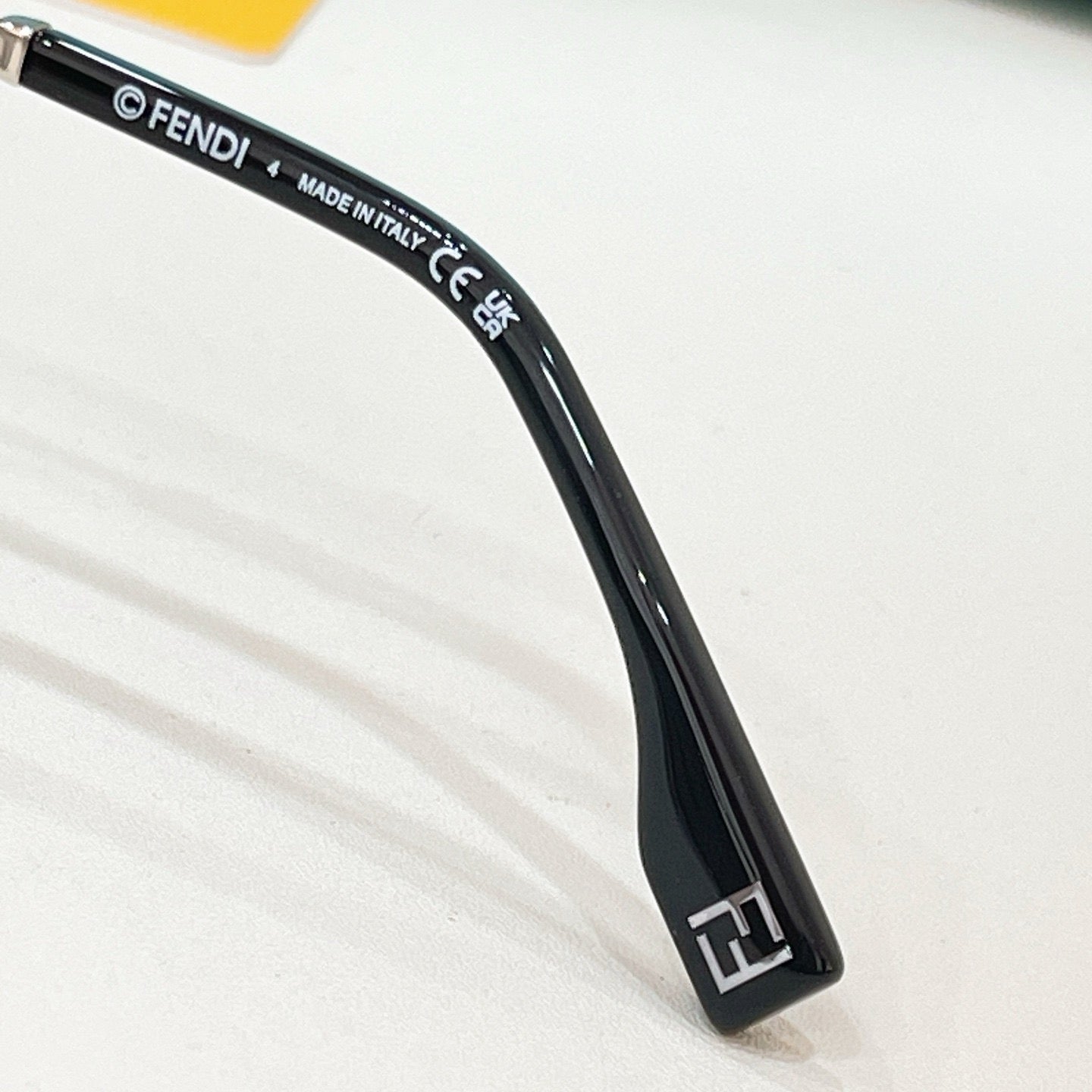 Mehrfarbige Sonnenbrille