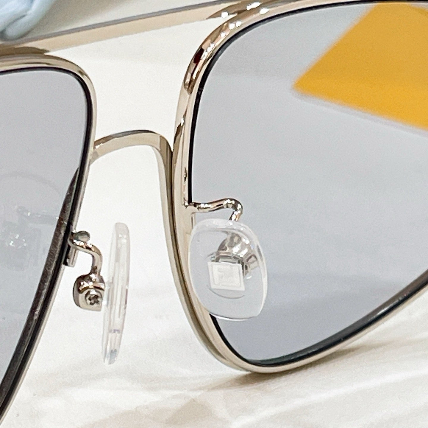 Mehrfarbige Sonnenbrille
