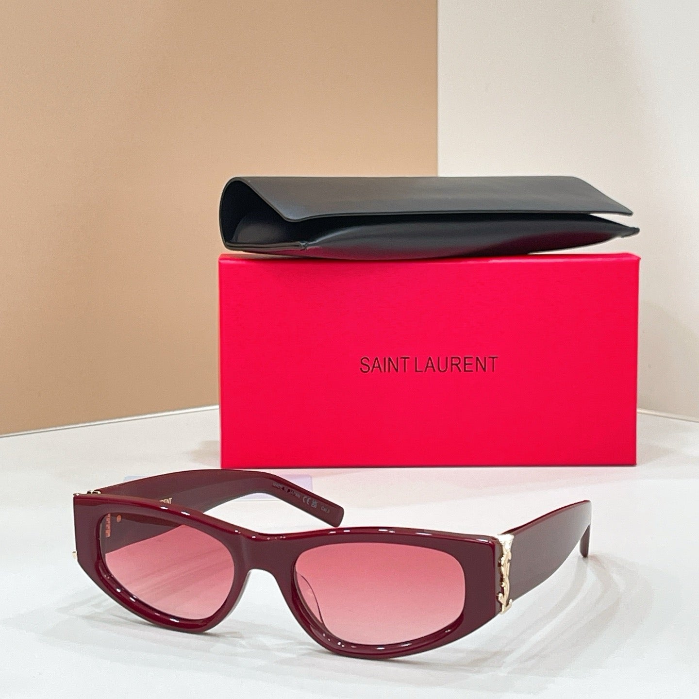 Mehrfarbige Sonnenbrille