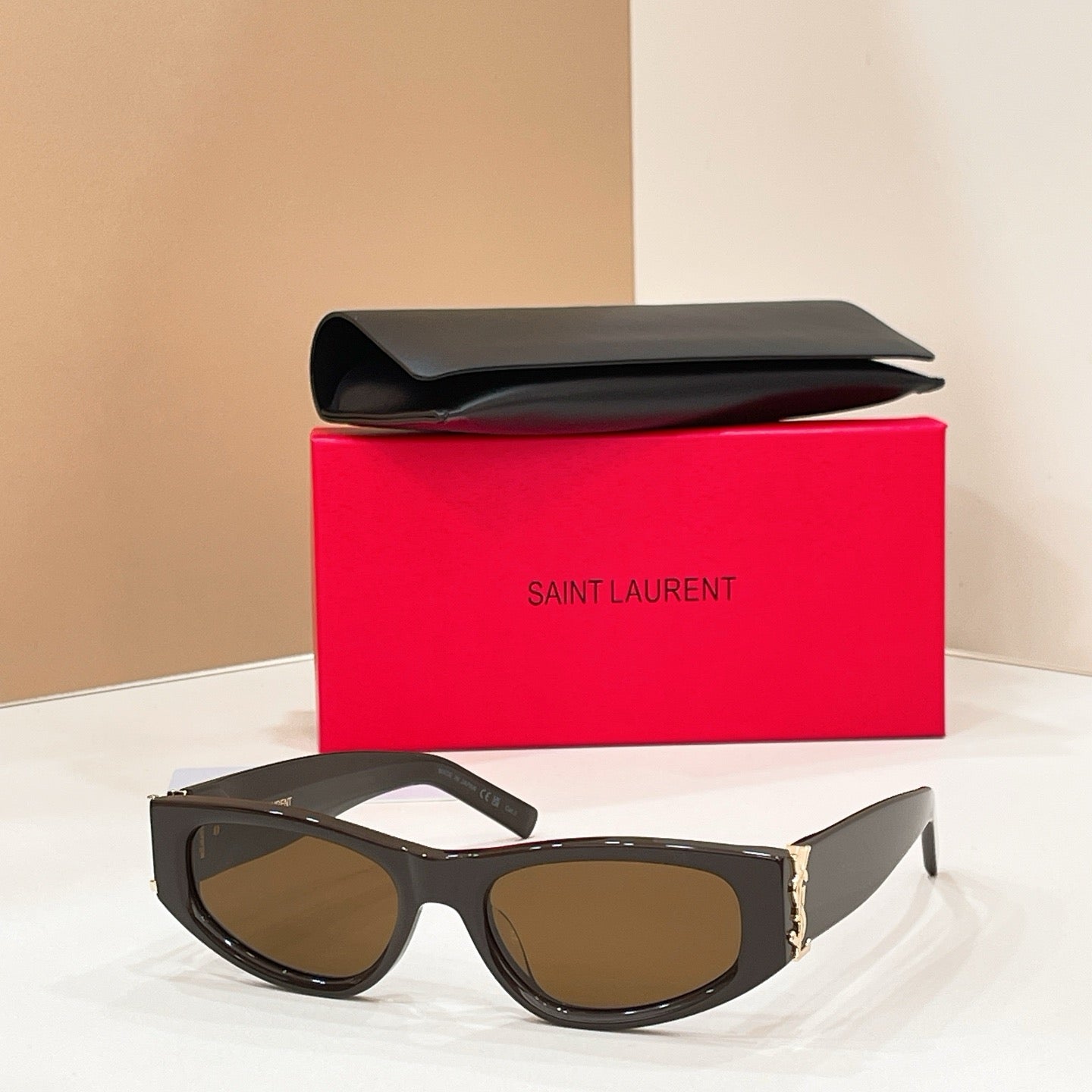 Mehrfarbige Sonnenbrille