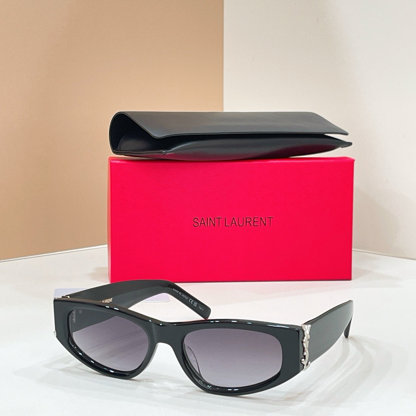 Mehrfarbige Sonnenbrille