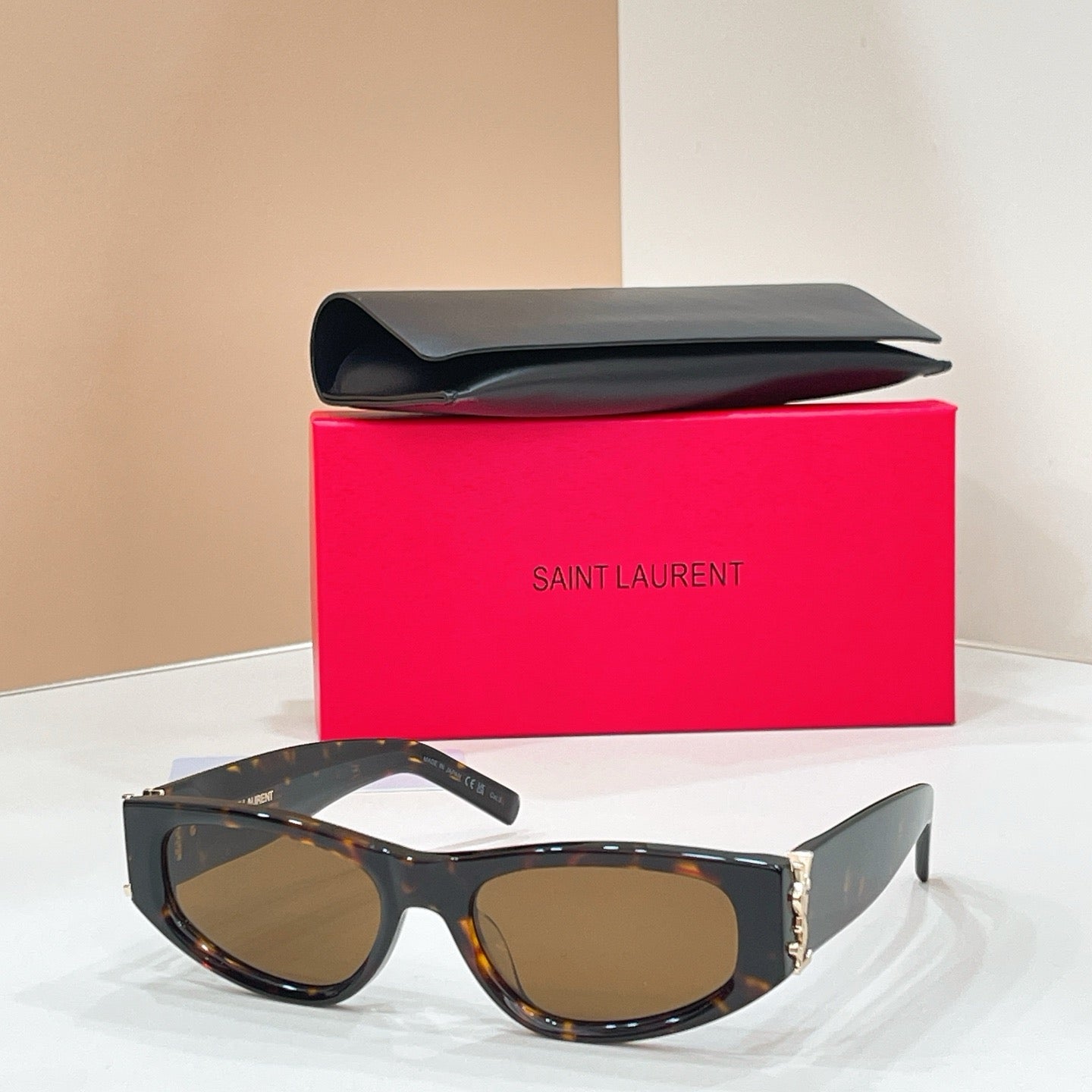 Mehrfarbige Sonnenbrille