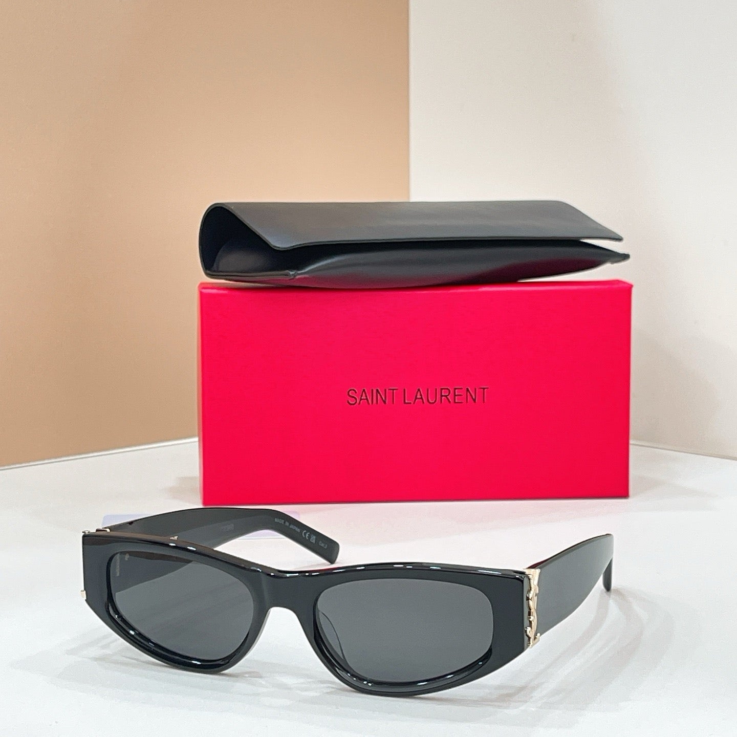 Mehrfarbige Sonnenbrille