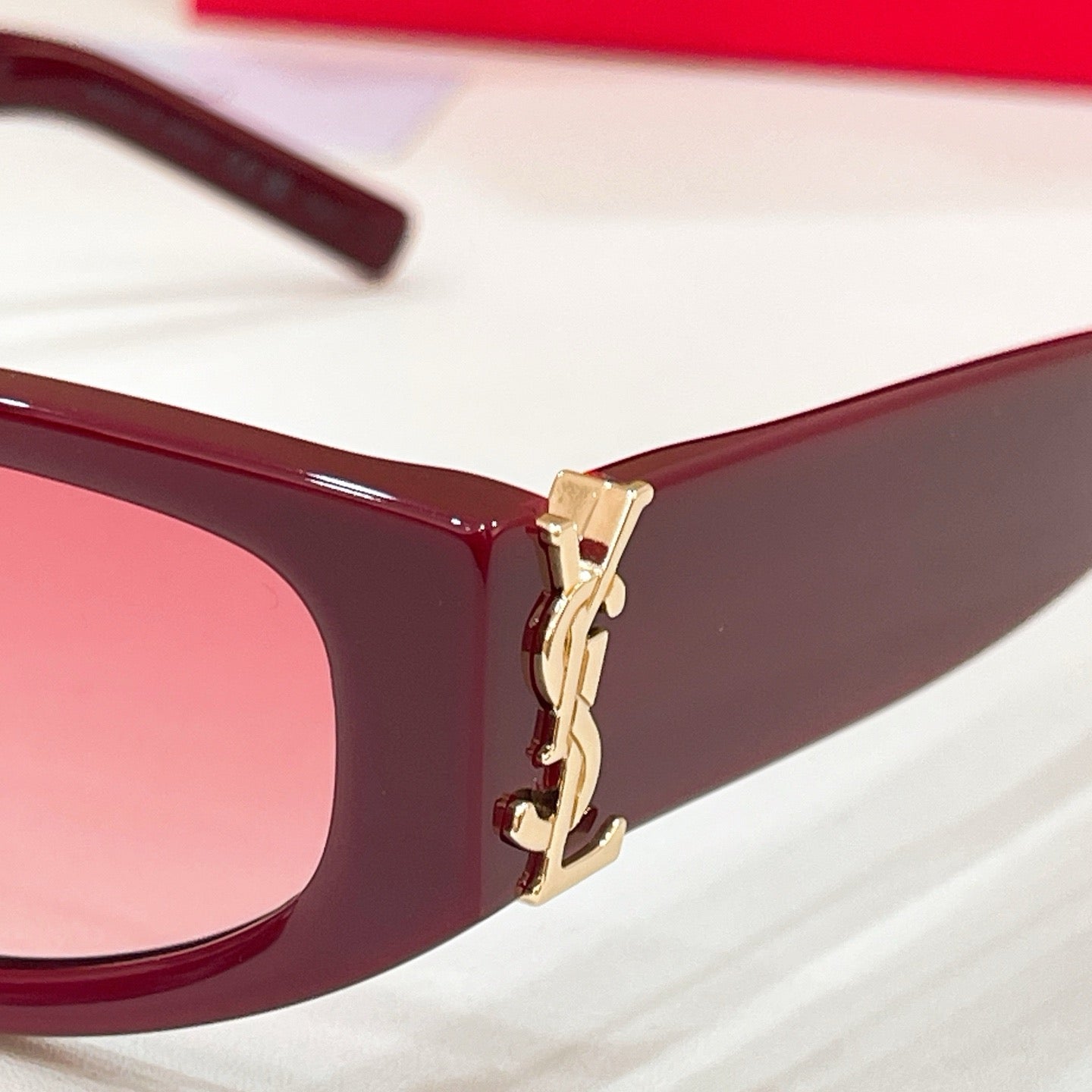 Mehrfarbige Sonnenbrille