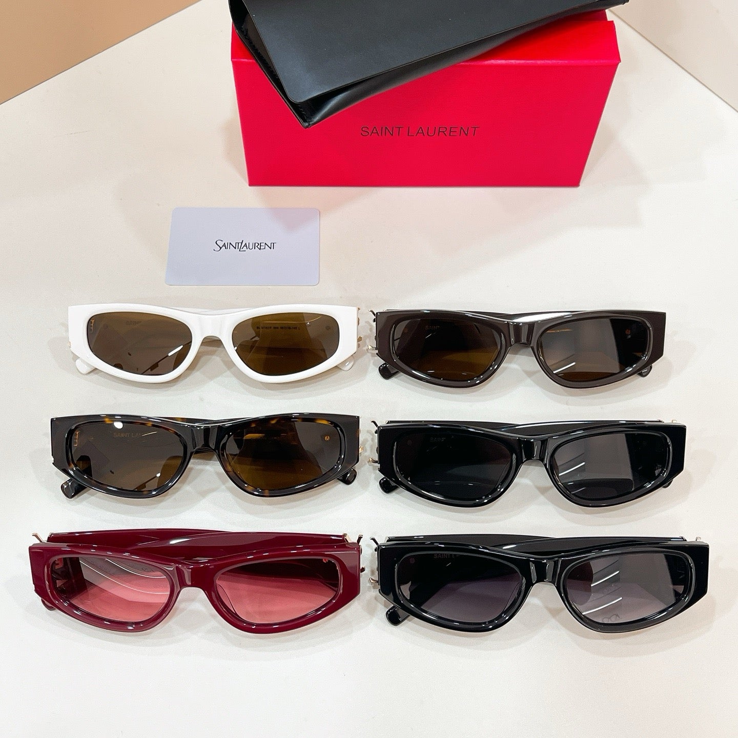 Mehrfarbige Sonnenbrille