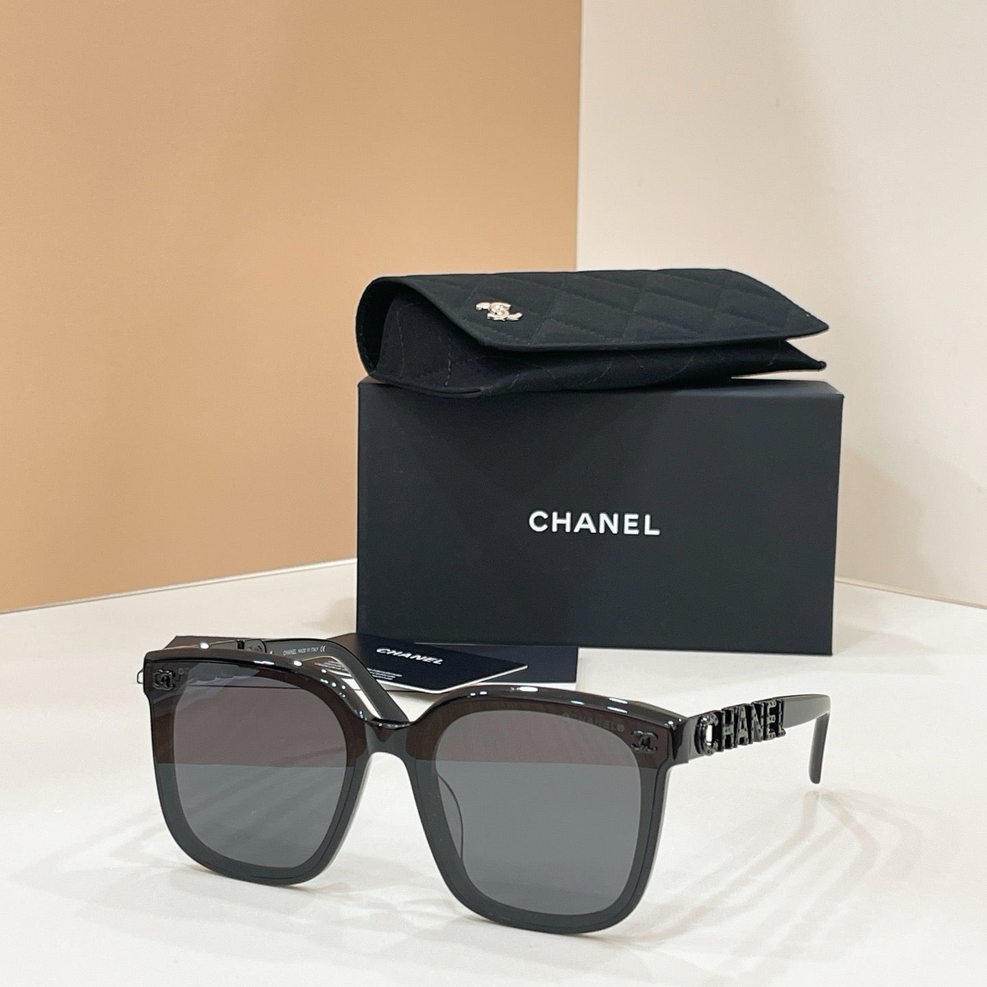 Mehrfarbige Sonnenbrille
