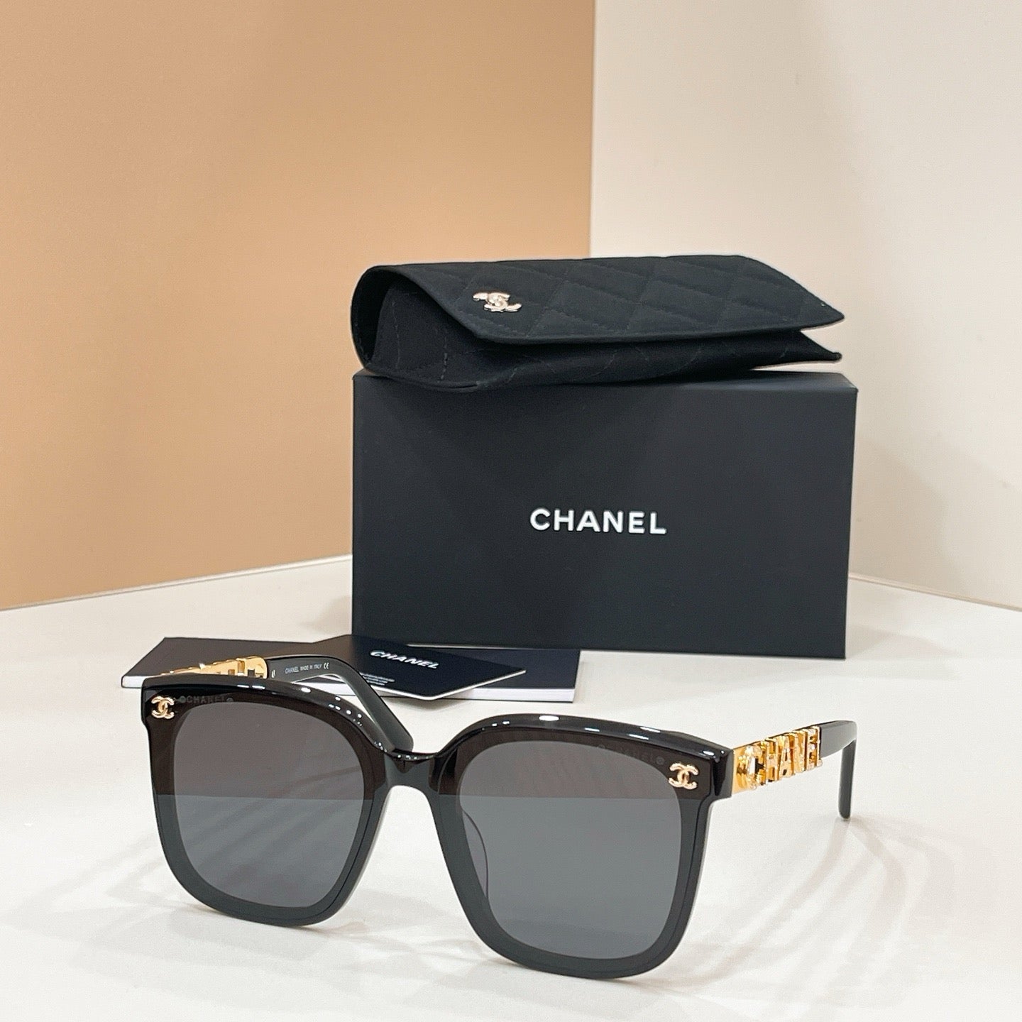 Mehrfarbige Sonnenbrille